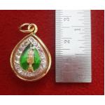 จี้พระประจำวันเกิดวันพุธกลางวัน ปางอุ้มบาตร พื้นสีเขียวองค์ใหญ่ทรงหยดน้ำ ล้อมเพชรเลี่ยมทองไมครอนค่ะ