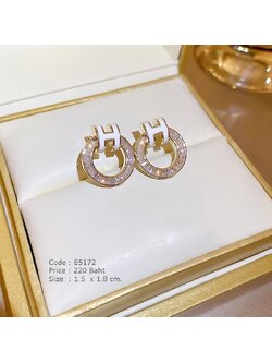 ต่างหูวงกลมสีทองฝังเพชรcz แต่งตัวอักษร H สีขาว