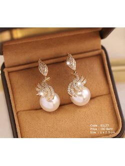 ต่างหูมุก ดีไซน์รูปใบไม้ครอบ ฝังเพชรcz ตัวเรือนสีทอง