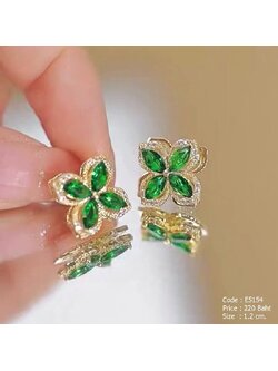 ต่างหูดอกไม้พลอยสีเขียวล้อมเพชร ตัวเรือนสีทอง ตัวดอกไม้หมุนได้