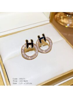ต่างหูวงกลมสีทองฝังเพชรcz แต่งตัวอักษร H สีดำ