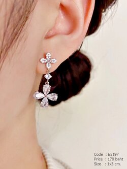 ต่างหูแฟชั่นเกาหลี ดอกไม้คริสตัล ฝังเพชร cz ตัวเรือนสีเงิน