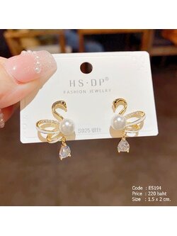 ต่างหูรูปหงส์สีทอง ประดับมุกและเพชรcz