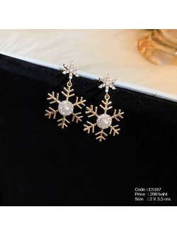 ต่างหูระย้า เกล็ดหิมะสีทอง ประดับเพชรและมุก