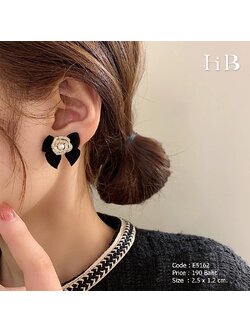 ต่างหูดอกไม้สีทองฝังเพชร cz แต่งมุกและโบว์สีดำ