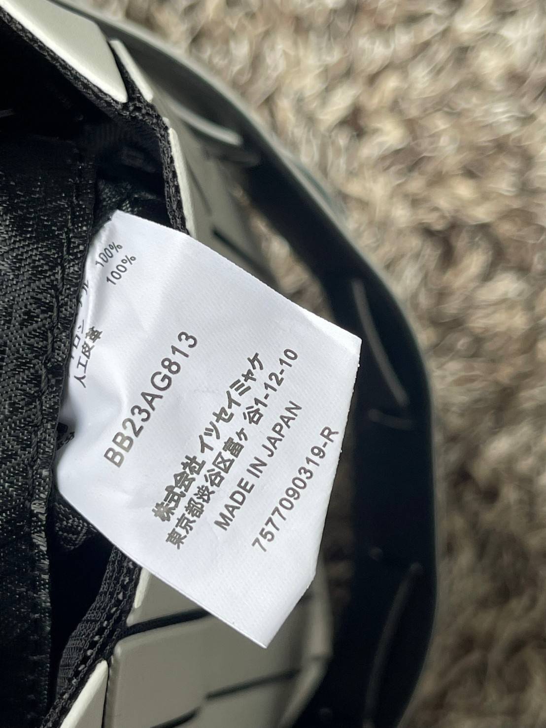 Small : BAO BAO ISSEY MIYAKE SMALL BUCKET เป็นกระเป๋าบัคเก็ตขนาดเล็กสามารถใช้ใส่กระเป๋าสตางค์และโทรศัพท์มือถือได้ ซีรีย์ใหม่นี้มีจุดเด่นที่แผ่นรูปทรงสี่เหลี่ยมด้านขนานในแนวตั้ง เกิดเป็นรูปทรงสามมิติซึ่งแตกต่างไปจากรูปทรงที่เกิดขึ้นจากแผ่นสามเหลี่ยม หูหิ้ว