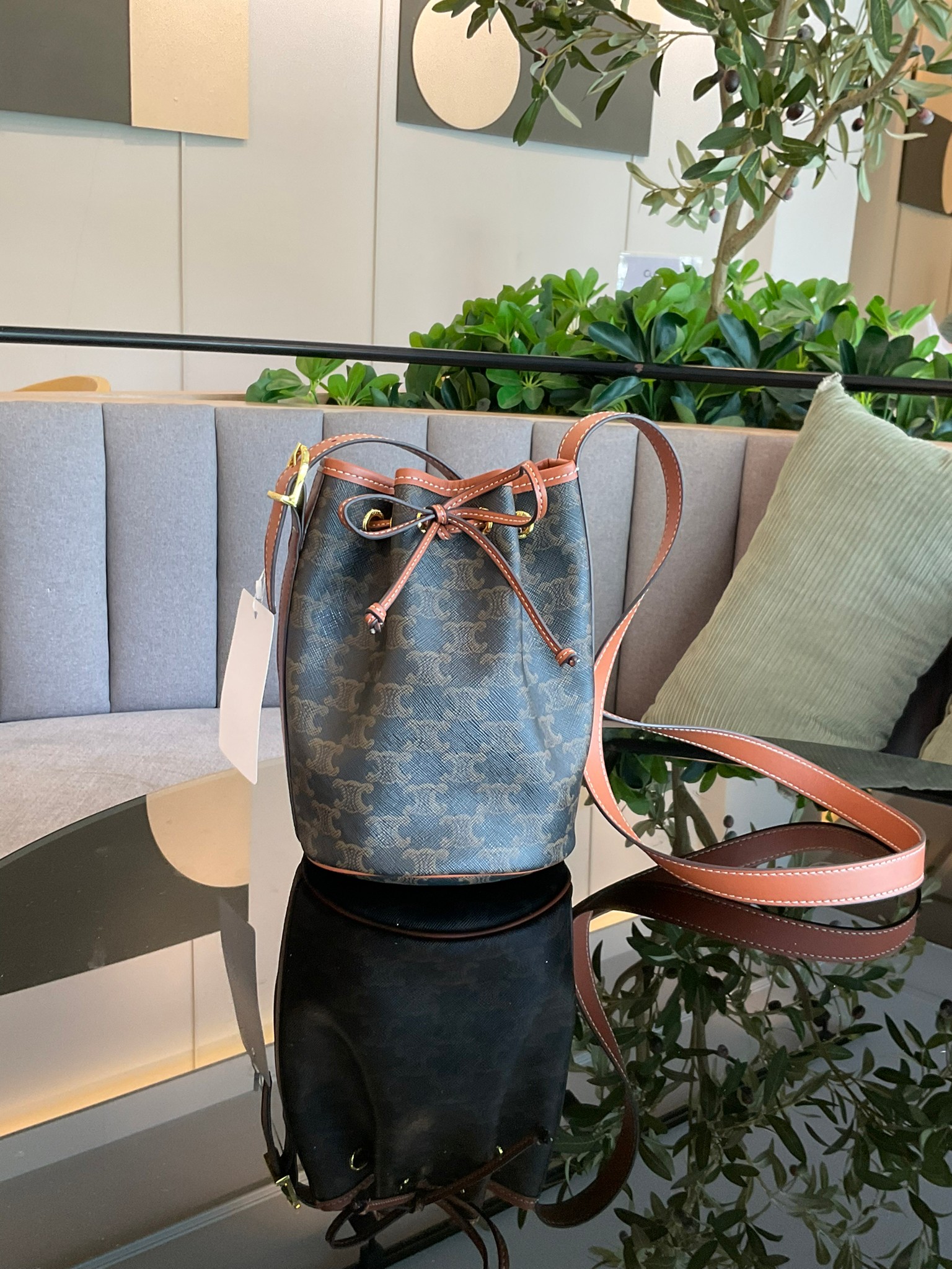 CELINE SMALL DRAWSTRING BAG IN TRIOMPHE ในรุ่นนี้ได้รับคำชื่นชมจากแฟชั่นกูรูทั้งหลาย เนื่องจากมีรูปทรงที่สุดแสนจะเรียบง่าย มีช่องใส่ของที่กว้าง ตัวกระเป๋าเป็นแบบหูรูด ช่วยให้เปิด-ปิดง่าย สะดวกต่อการใช้งาน