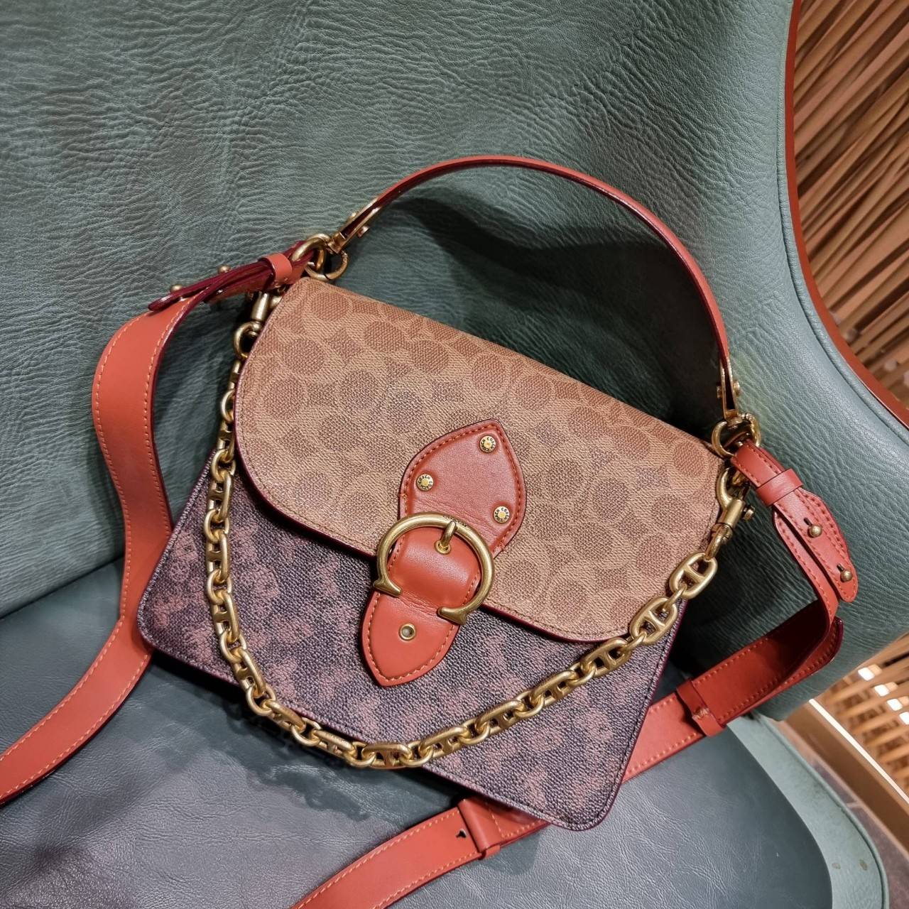 COACH C2418 BEAT SHOULDER IN SIGNATURE CANVAS WITH HORSE AND CARRIAGE PRINT กระเป๋าสะพายดีไซน์เลิศสุดหรู ปังกับดีเทลที่สุดใบนี้ เพราะมาพร้อมสายถึง 3 แบบ สลับใช้ไปรัวๆ หลากหลายไม่จำเจ สวยได้ทุกวัน เปิด-ปิดด้วยกระดุมแน่นหนา ภายในเป็นช่องโล่ง แบ่งสัดส่วน ใส่