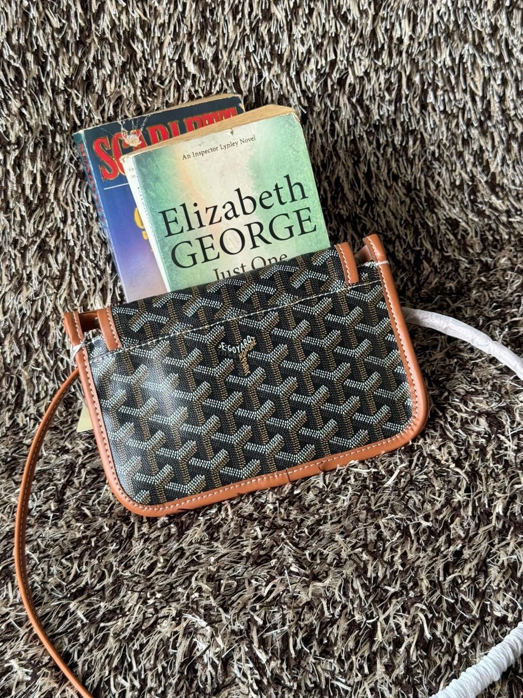 Goyard Plumet Rocket Wallet กระเป๋าสะพายใบเล็กกะทัดรัด ดีไซน์กระเป๋าสตางค์ มีช่องเพียงพอสำหรับใส่ธนบัตร เงินสด เอกสารต่าง ๆ