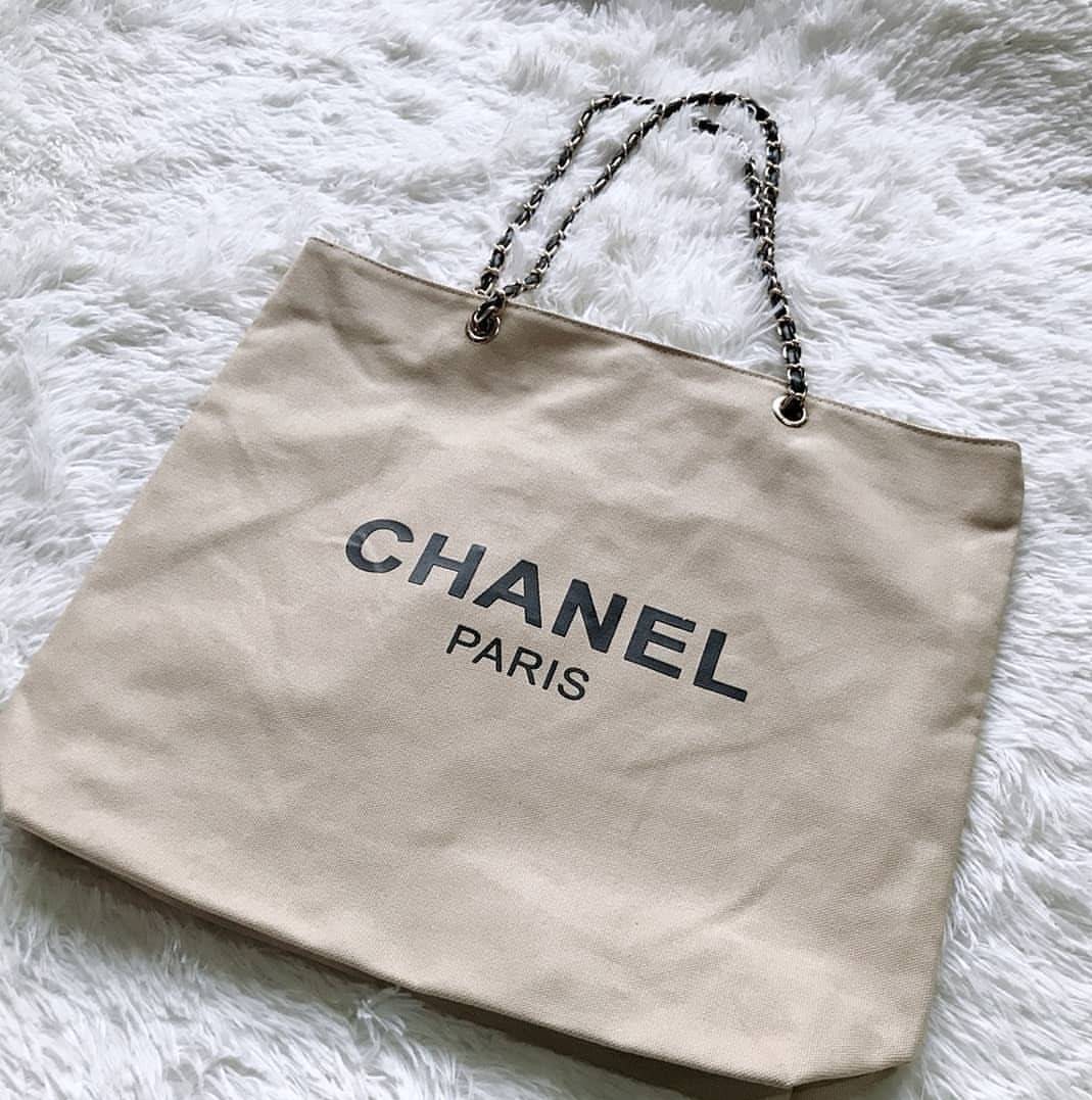 โซ่เงิน Chanel Shopper's Tote กระเป๋าสะพายทรง Tote VIP gift แท้ จาก counter น้ำหอมของ brand วัสดุ canvas เนื้อหนา อะไหล่ปั๊มแบรนด์ ภายในบุผ้าอย่างดี จุได้เยอะ มาพร้อมสายสะพายไหล่ แบบโซ่ต่อหนังสวยหรูค่ะ