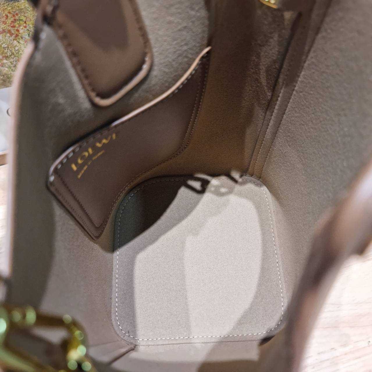 LOEWE MINI PEPBLE BUCKET IN MELLOW กระเป๋าทรงบัคเก็ต รูปทรงสวยใช้งานง่าย กิมมิคหรูหราสุดๆ เกรดออริ