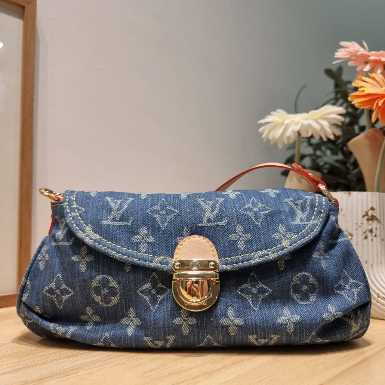 LV mini pleaty denim bag / LV Denim Pochette Bag ฮอตตัวแม่แบบฉ่ำ กับกระเป๋าสะพายไหล่ แรร์ไอเท็มที่สาวๆตามหา ดีไซน์เดนิมสวยโดดเด่น รูปทรงวินเทจ