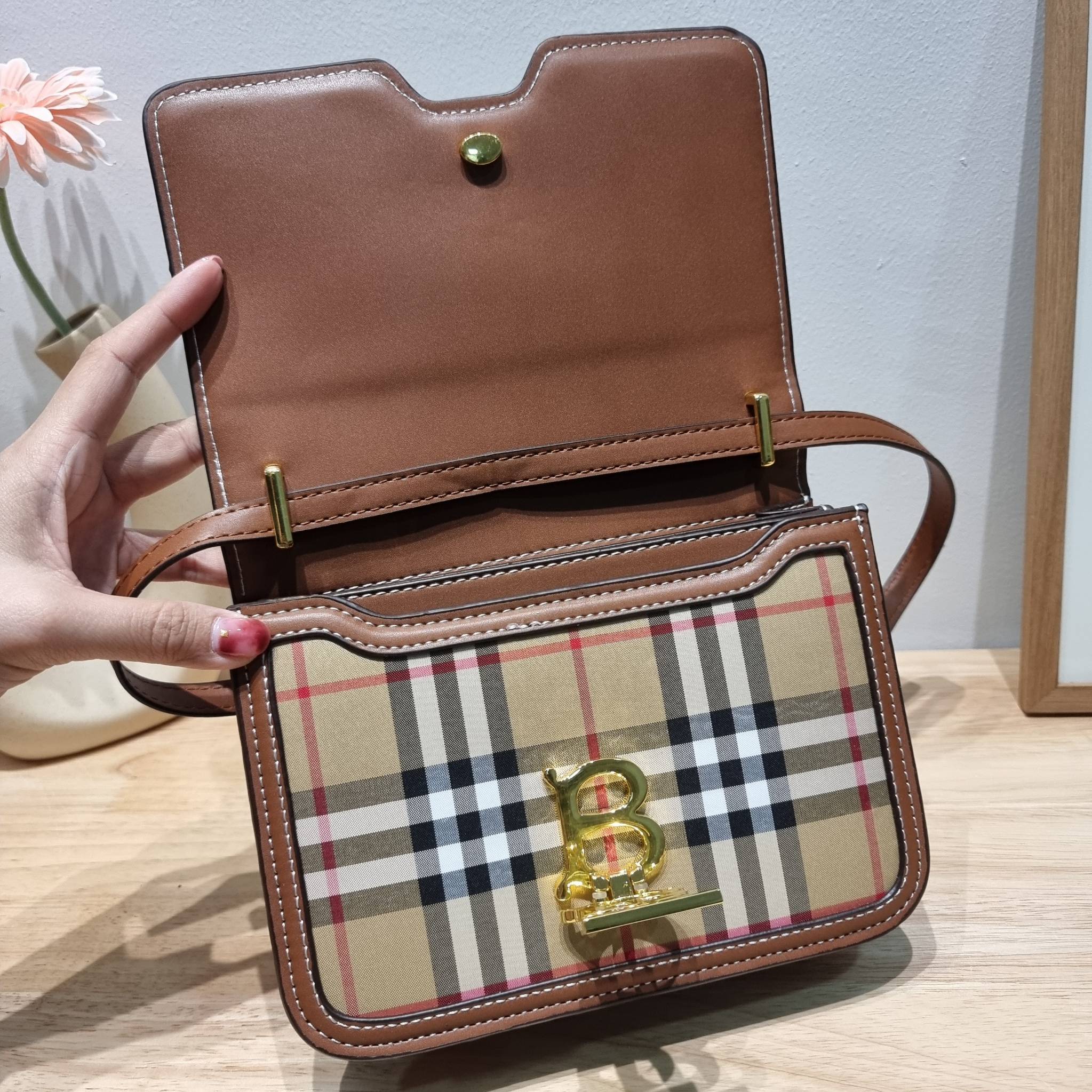 BURBERRY FRAGRANCES CROSSBODY BAG / BURBERRY SMALL CHECK CANVAS AND LEATHER TB BAG เบสท์ไอเท็ม!! คอลเลคชั่นที่ปังตลอดปี