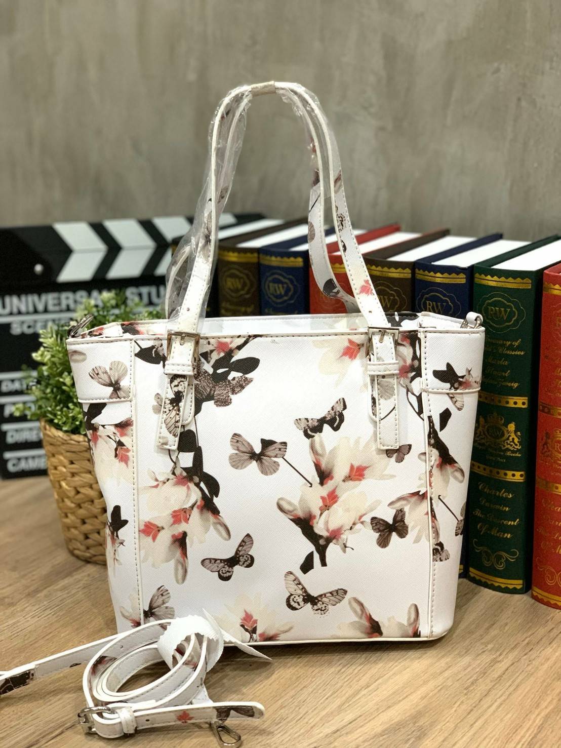 GUESS Women's Medium Floral Tote Bag กระเป๋าถือ คล้องไหล่หรือสะพาย ขนาดกลาง วัสดุหนังpu ลายดอกไม้ชนิดต่างๆรอบใบ เปิดปิดใช้งานด้วยซิปเดียวด้านบน ภายในมีกว้างใส่กระเป๋าสตาวค์ยาว มินิไอแพคได้ หูจับและสายสะพายปรับระดับได้ มาพร้อมกุญแจโลโก้guess สวยน่ารัก