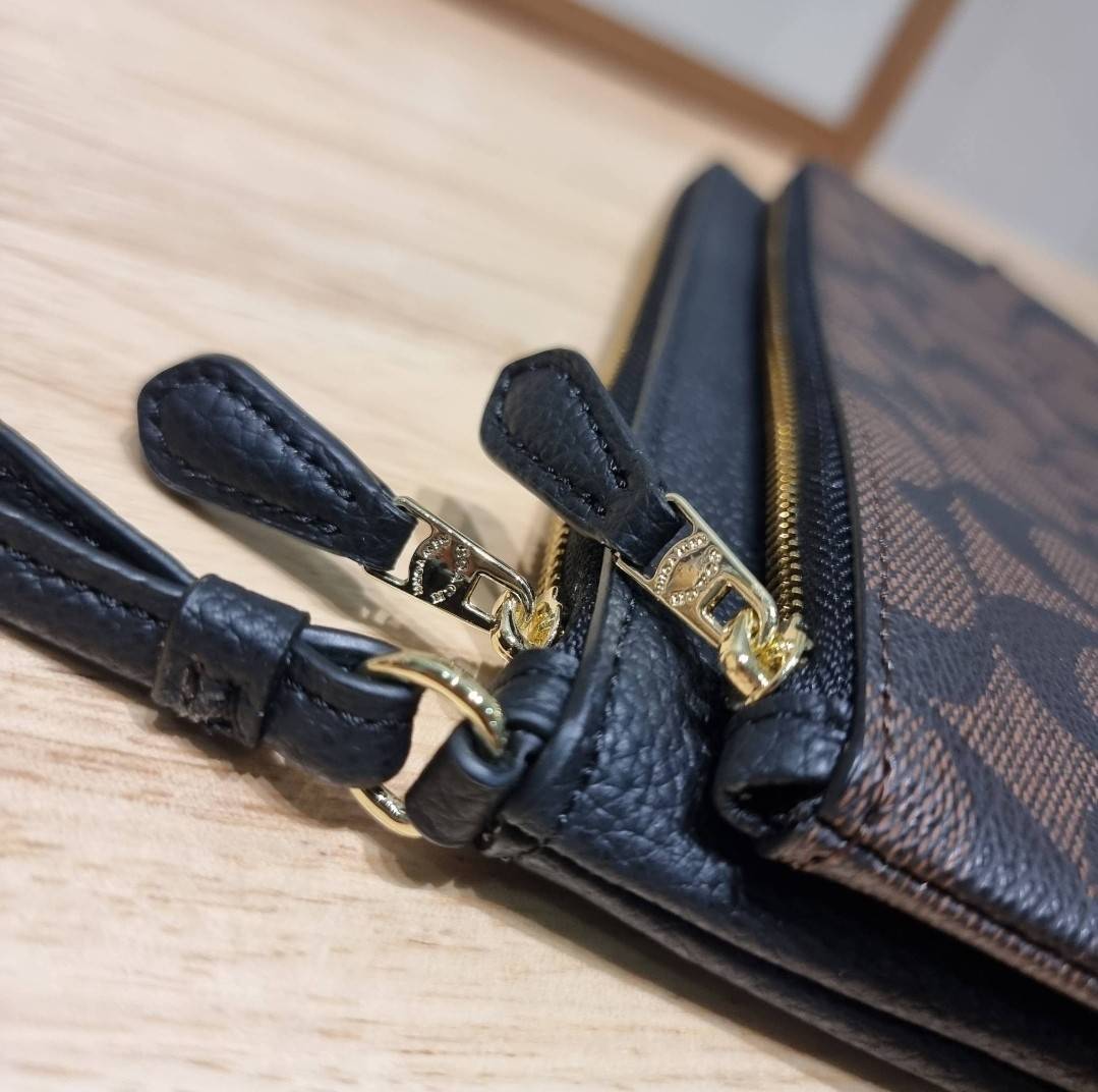 COACH DOUBLE ZIP WALLET IN SIGNATURE CANVAS / C5576 / C5610 / C7313 พร้อมส่ง 8 สี ใหม่ล่าสุด คอล 2023 กระเป๋าคล้องมือใบใหญ่ ดีไซน์ใหม่เล่นระดับ เพิ่มลูกเล่นและดีเทลให้ดูน่าใช้ยิ่งขึ้น