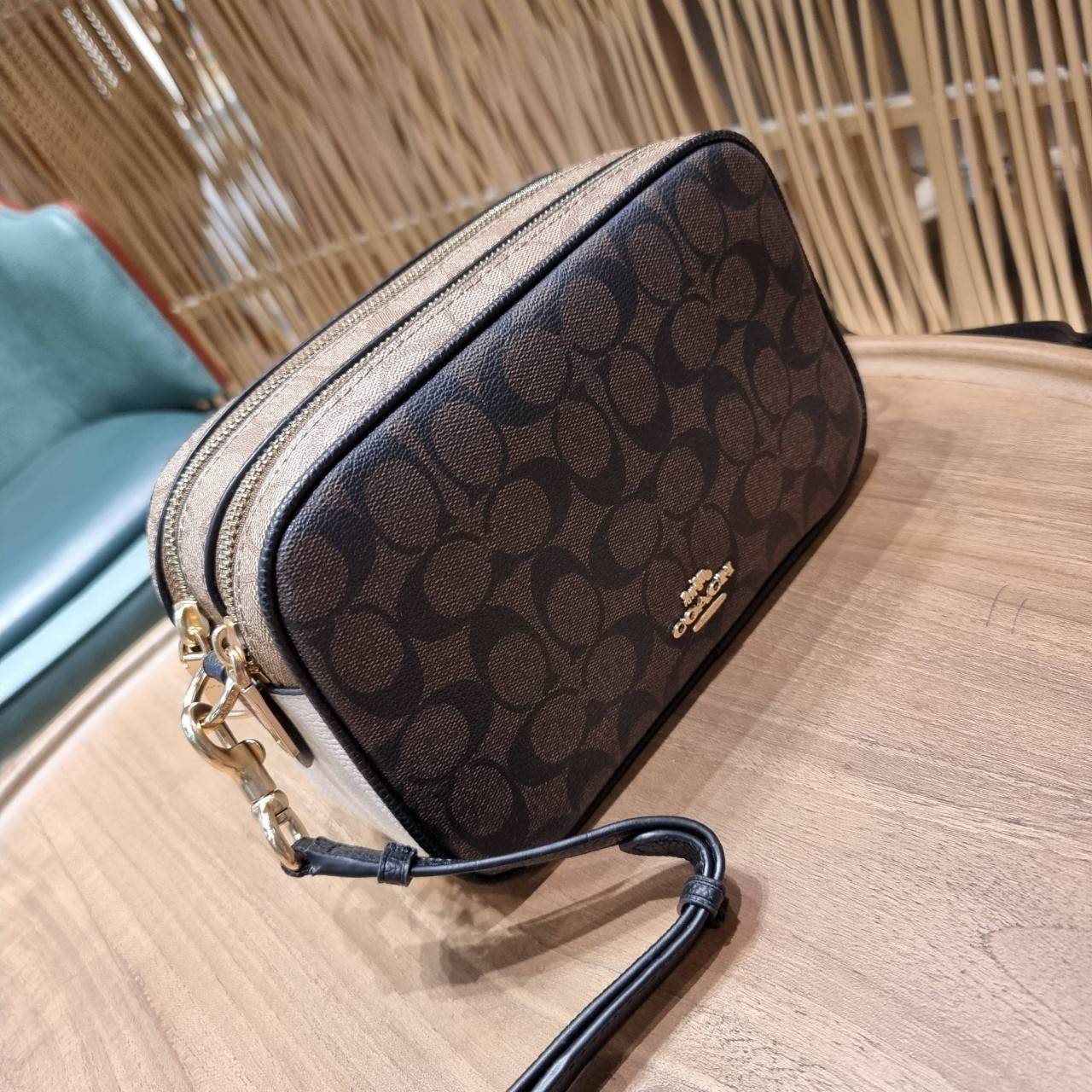 ใครที่รออยู่ห้ามพลาดเลยจร้าา! COACH JES CROSSBODY IN BLOCKED SIGNATURE CANVAS ((1767)) พร้อมส่งอีกครั้ง สินค้าขายดี กระเป๋าสะพายครอสบอดี้ร์หรือสะพายข้างได้ หนังแท้อย่างดีค่ะ 🔺สีหนังของรุ่นนี้ผสมกันได้ลงตัวดูดีมากๆทีเดียวค่ะ กระเป๋าแบบ2ช่องซิป ภายใ