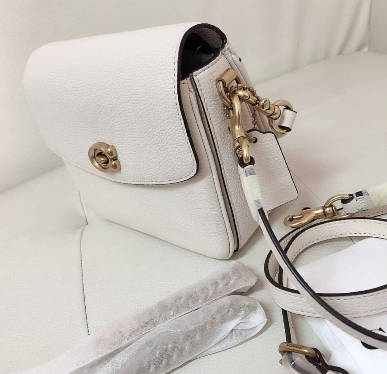 3สาย Coach 89089 Cassie Crossbody 19 In Signature Canvas เรียบหรู ดูดี ต้องไอเท็มนี้เลยจ้า กระเป๋าถือ/สะพายข้าง สุดพิเศษ!! มีสายมาให้ถึง 3 แบบ!! สลับใช้แมทช์ตามสไตล์ได้เลย วัสดุหนังแคนวาสสลับหนังเรียบ เปิด-ปิดด้วยตัวบิดล็อค ภายในแบ่งสัดส่วนอย่างดี ใส่ของไ