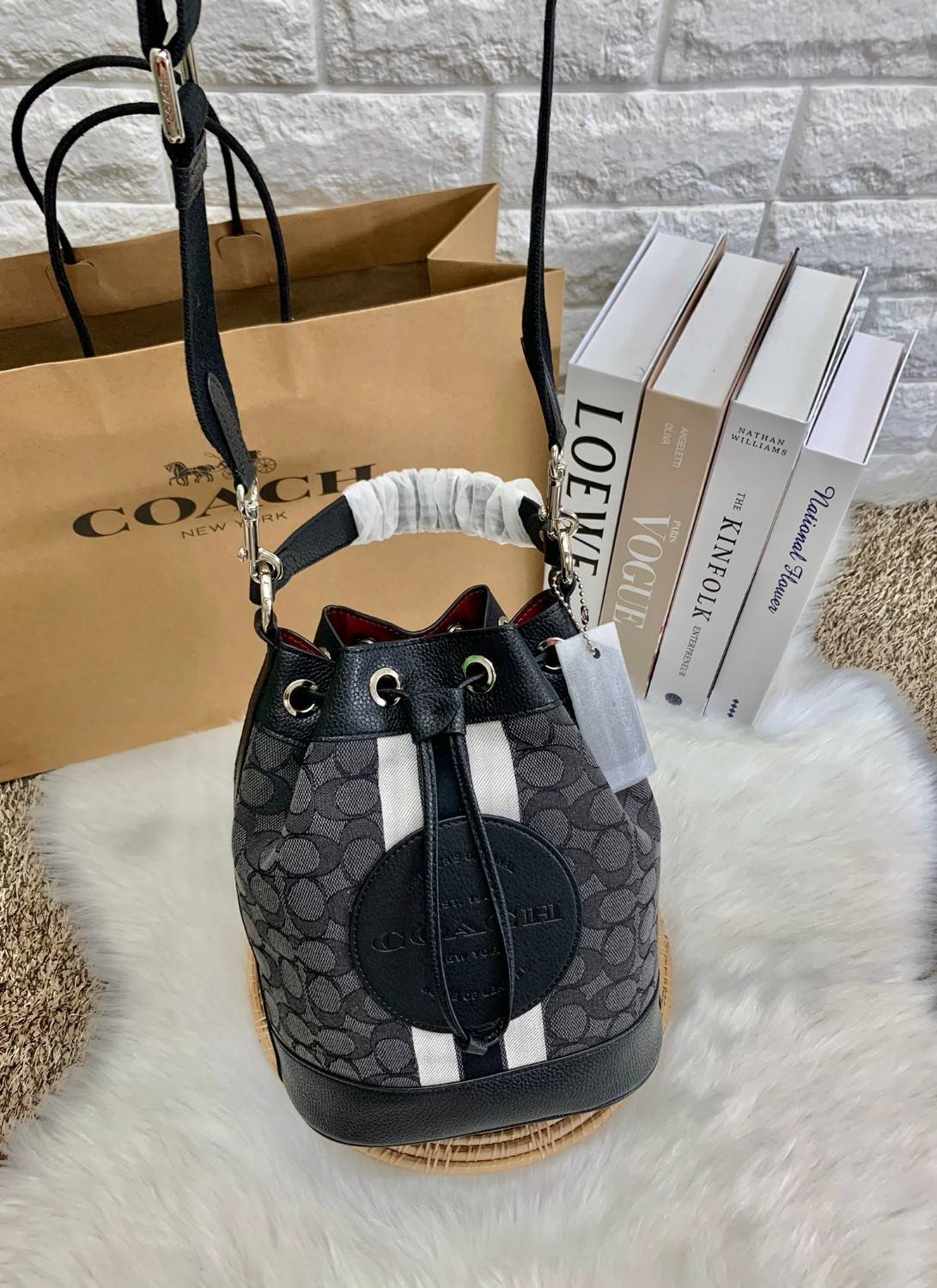สวยหรู ดูดีมากๆ บอกเลย ไม่มีคือพลาดจร้าา! COACH DEMPSEY DRAWSTRING BUCKET BAG ((C4100//C4102)) พร้อมส่งที่ไทยอีกครั้ง! กระเป๋าทรงขนมจีบ หนังแท้นิ่มสวยมากๆค่ะ จุดเด่นด้านหน้าปั้มโลโก้แบรนด์ ปากกระเป๋าแบบหูรูดใช้งานง่าย ภายในสามารถใส่ของจำเป็นในชีวิตประจำวั