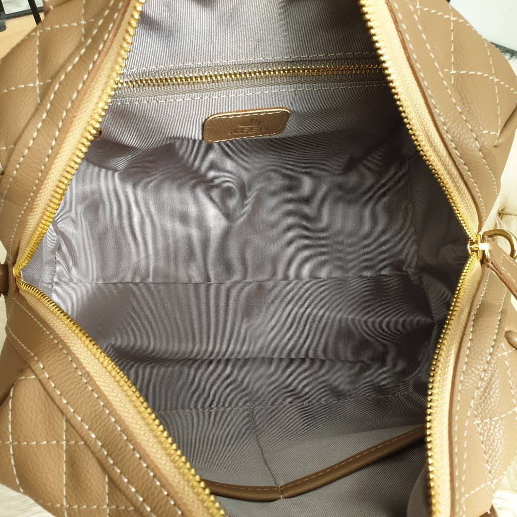 สินค้าขายดี ขนาด มินิ สวยมากคะ >> รุ่น KEEP leather Pillow bag สวย น่ารัก ขนาดตอบทุกโจทย์การใช้งาน เห็นแล้ว **หลงรักเลยคะ ตัวกระเป๋าขนาดกำลังดี ปักลายตารางสวย จุของคุ้ม หนังชนิดพิเศษ สวยมาก ดูแลรักษาง่าย มาพร้อมสายสะพาภายในมีช่องซิป และช่องใส่ของจุก