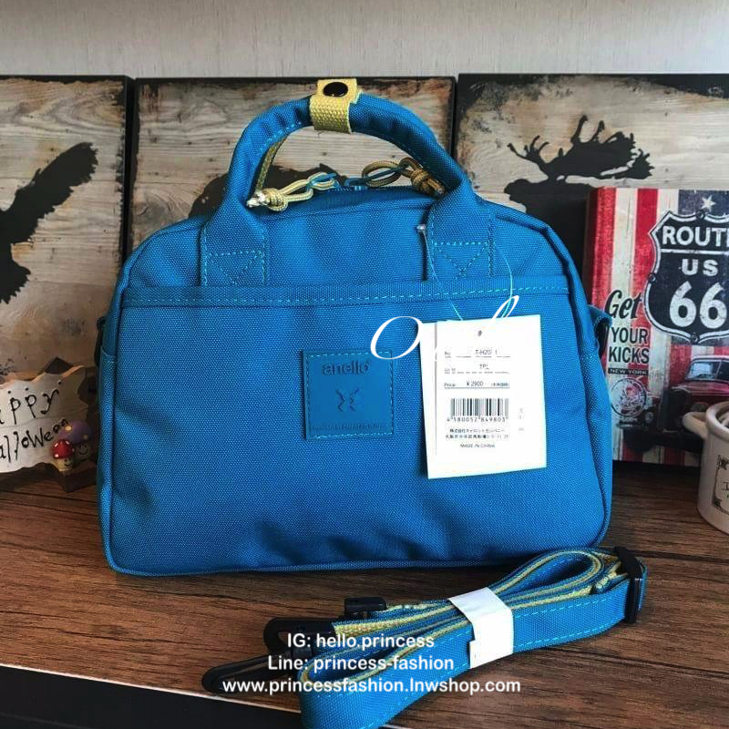 Anello 2Way mini boston Bag คอลเลคชั่นสีทูโทนสดใสต้อนรับลมร้อน กับกระเป๋าถือหรือสะพายข้าง วัสดุผ้าแคนวาสตัดสีทูโทน ที่หูจับมีตัวล้อคสาย มีฐานกว้างตั้งอยู่ทรง เหมาะกับการใช้งานที่สะดวกสบาย มีช่องใช้งานทั้งภายในและภายนอก ใส่ได้ทั้งกระเป๋าสตางค์ทรงยาว มินิไอ