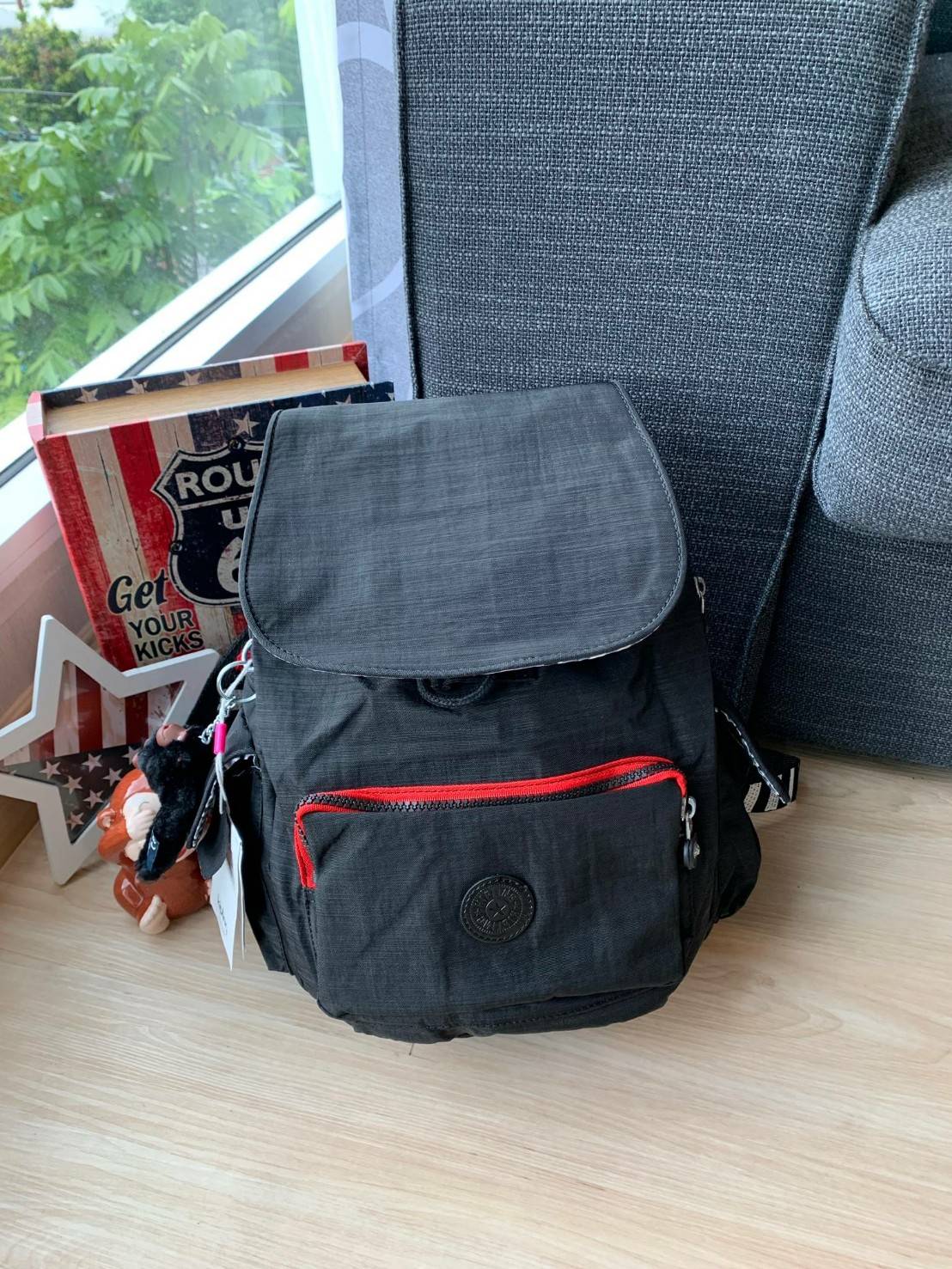 Kipling City Pack S K14275มาพร้อมดีไซน์ทันสมัย ใช้งานได้อย่างคล่องตัว ด้วยสีและลายสุดคลาสสิก โดดเด่นด้วยพื้นที่ภายในและช่องต่างๆ ที่ให้คุณจัดเก็บของสำคัญได้อย่างครบถ้วน มีช่องเก็บของสัมภาระหลายขนาดสะดวกใช้งานเลยคร้า!!