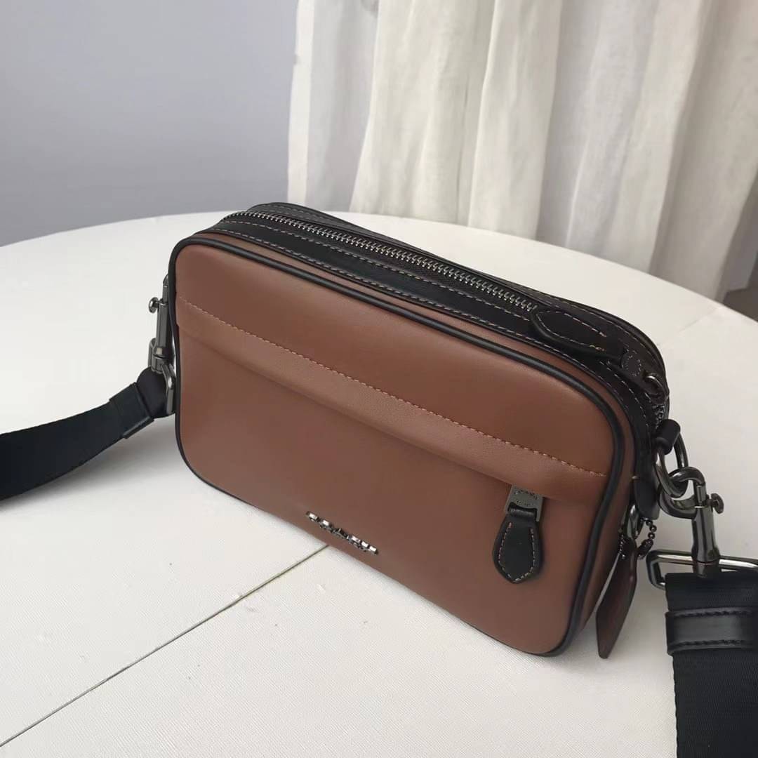 3สีเข้าใหม่งานคุณภาพอีกแล้วคับท่านน ทั้งสี ทั้งหนังสวยมากๆค่าา!! COACH GRAHAM CROSSBODY BAG ((39946)) พร้อมส่ง! กระเป๋าสะพายแบบครอสบอดี้ร์ ใช้ได้ทั้งชาย//หญิง หนังแท้อย่างดี เรียบหรูค่ะ ด้านหน้ามีช่องซิปซ่อนให้หนึ่งช่อง ช่องซิปหลักกว้าง ใส่ของจำเป็นได้ครบ