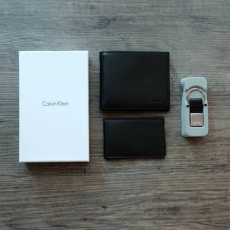 Calvin Klein Leather Credit Card Fold with Metal Clip Key Fob Set กระเป๋าสตางค์ใบสั้น Set สุดคุ้มมอบให้เป็นของขวัญหรือใช้เองก็แนะนำค่ะ