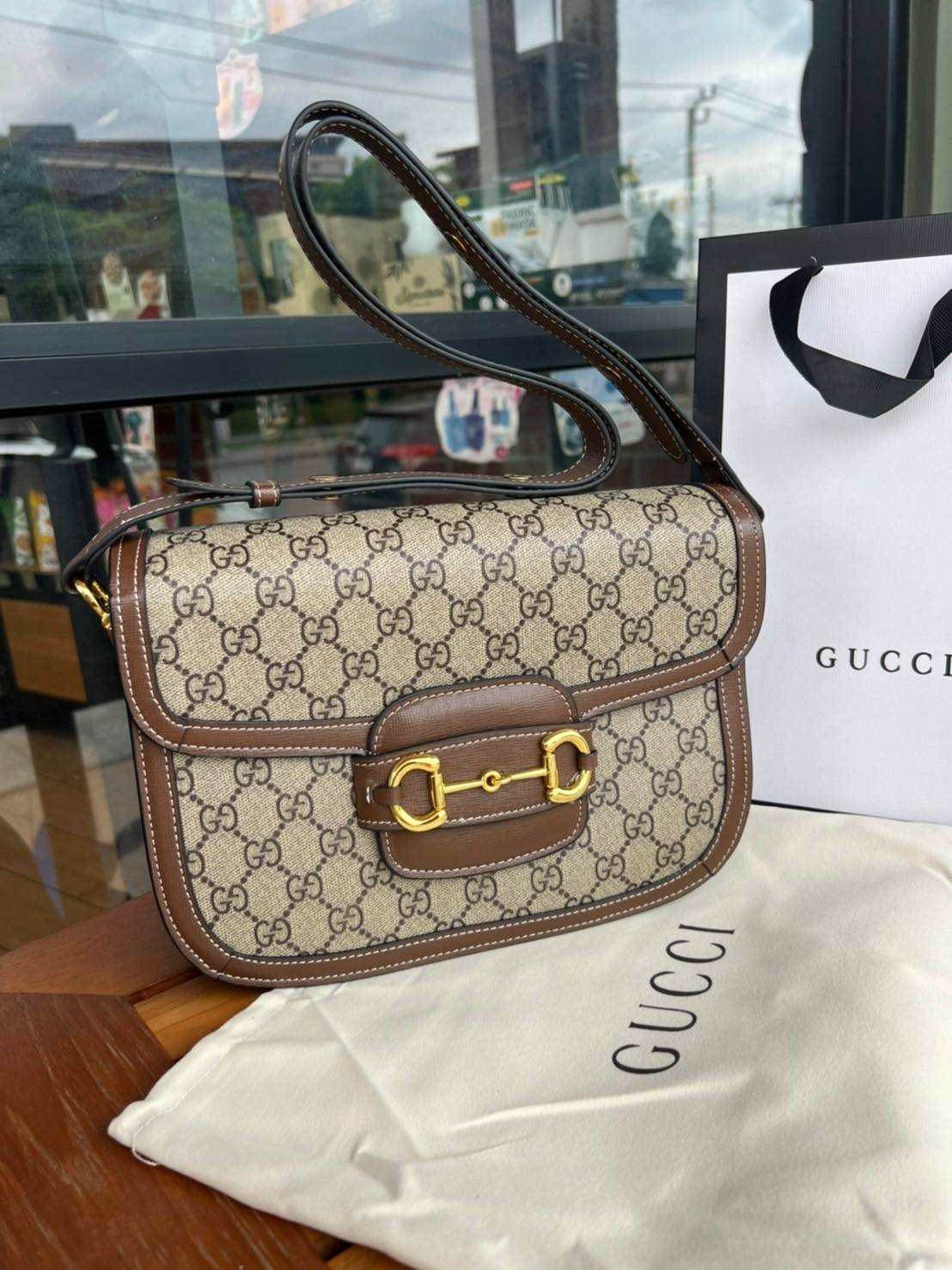 Gucci Horsebit Shoulder Bag กระเป๋าสะพายไหล่ วัสดุผ้าใบ GG Superme ตัดแต่งหนังแท้ สายสะพายไหล่ปรับระดับได้ ด้านในมี 1 ช่องซิป อะไหล่ทองหรูหรา ดาราเซเลปใช้เพียบ ไม่มีเอ๊า เรียบหรูดูแพงสุดๆค่า