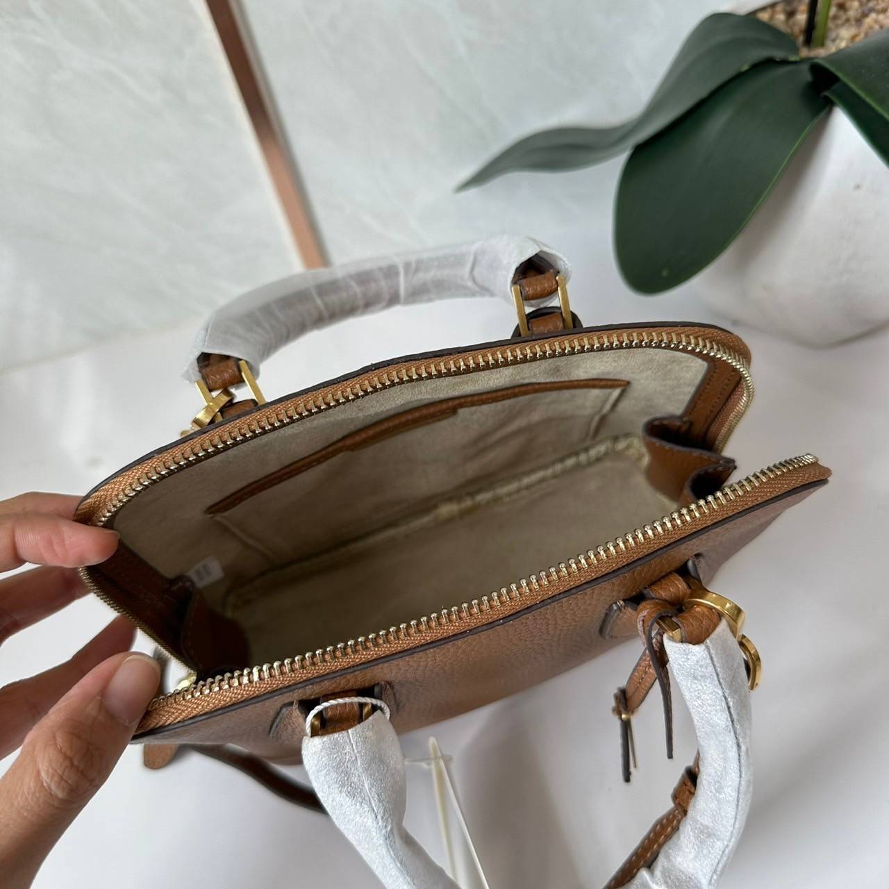 TORY BURCH MINI PEBBLED SWING BAG / Tory Mini Swing Bag in Pebbled Leather / T Monogram Jacquard Swing Bag กระเป๋าสะพาย คอลเลคชั่นใหม่ล่าสุดดีไซน์สุดคลาสสิก รูปทรงโดม