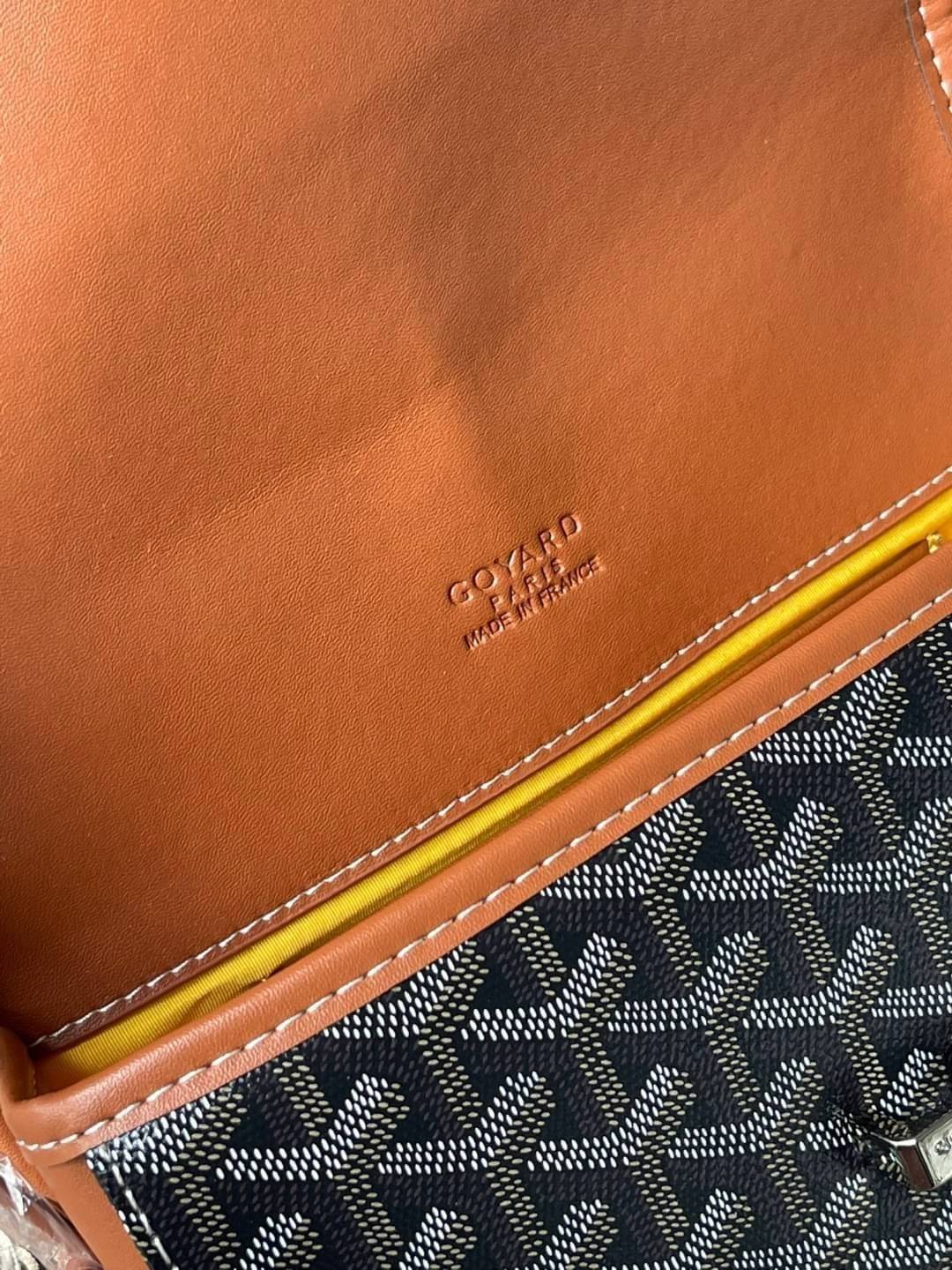Goyard belvedere pm แบรนด์ดังจากฝรั่งเศส เรัยบหรูแต่ดูสง่า สะดุดตาด้วยลายเฉพาะตัว วัสดุที่นำมาตัดเย็บกระเป๋าเป็นวัสดุผ้าใบ