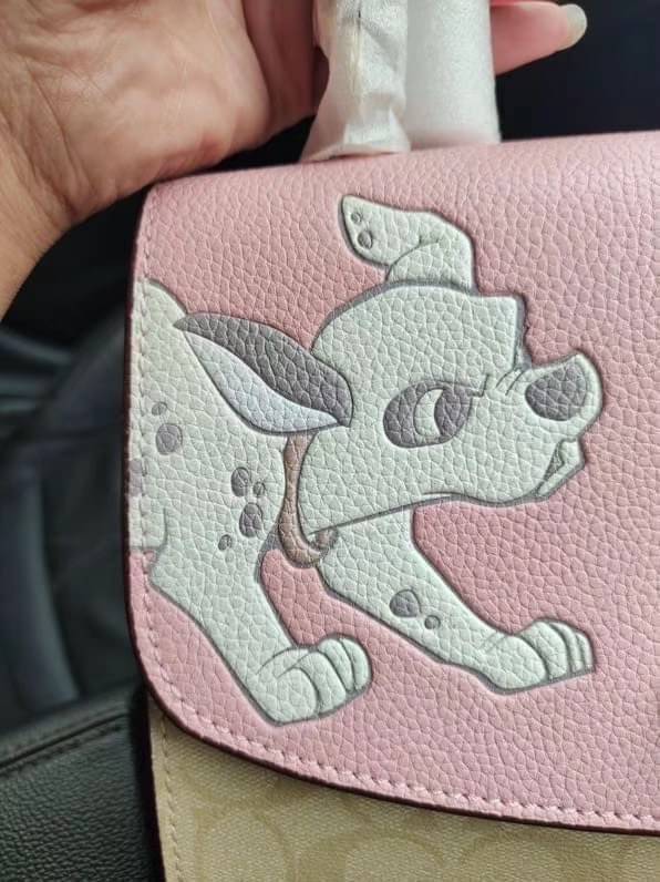 Coach Disney X Tilly Top Handle In Signature with Dalmatian Blossom/Light Khaki Multi Coated Canvas Satchel กระเป๋าถือและสะพายข้างรุ่นลิมิเตด คอลเลคชั่น Disney น่ารักมากค่ะ ใส่กระเป๋าสตางค์ใบยาวได้