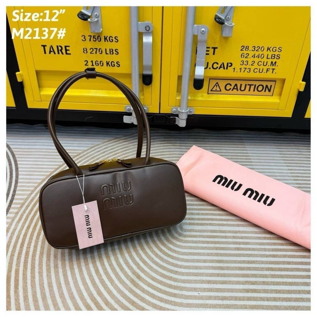 MIU MIU Arcadie leather shoulder bag 30cm กระเป๋าถือรุ่นหูยาวสะพายไหล่ได้สุดชิค น่ารักๆเก๋ๆ ดีไซน์เรียบแต่มาก สวยดูแพง หูจับในตัวง่ายและสะดวกพกพา