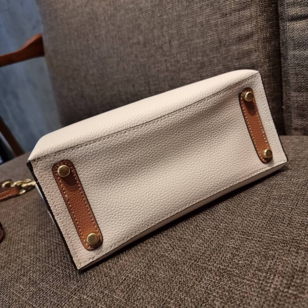 COACH C8561 C8869 WILLOW TOTE 24 IN COLOR BLOCK น้องสาวลุคลูกคุณมาแล้วจ้า กระเป๋าถือ/สะพาย ดีไซน์คัลเลอร์บล็อค ลงตัว เรียบหรู ใบจริงคือผู้ดี๊ผู้ดี ใช่ได้ทุกๆโอกาส วัสดุหนัง pepble อยู่ทรง เปิดปิดด้วยตัวบิดล็อค และอีกฝั่งเป็นกระดุมแม่เหล็ก ภายในโล่งกว้าง ใ