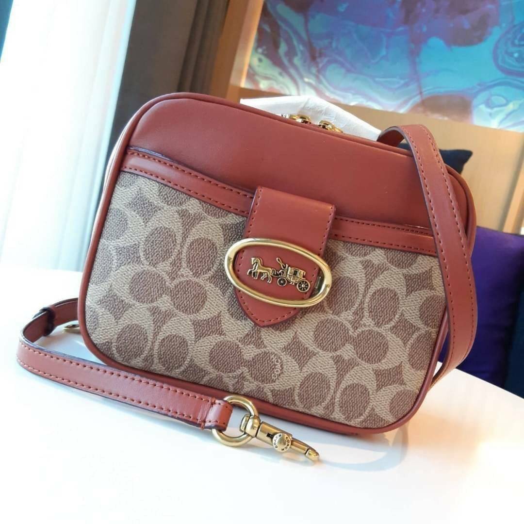 COACH 703 RILEY LUNCHBOX BAG IN SIGNATURE CANVAS กระเป๋า crossbody ทรงกล่องอยู่ทรง ดูแพง วัสดุหนังแคนวาสเคลือบลาย ตัดด้วยอะไหล่ทองเหลือง สวยเข้ากันสุดๆ!! มีช่องหลัก 2 ฝั่ง เปิด-ปิดด้วยซิป ใบนี้สะพายแล้วโดดเด่น ถ่ายรูปขึ้นกล้องแน่นอนจ้า Best item!!