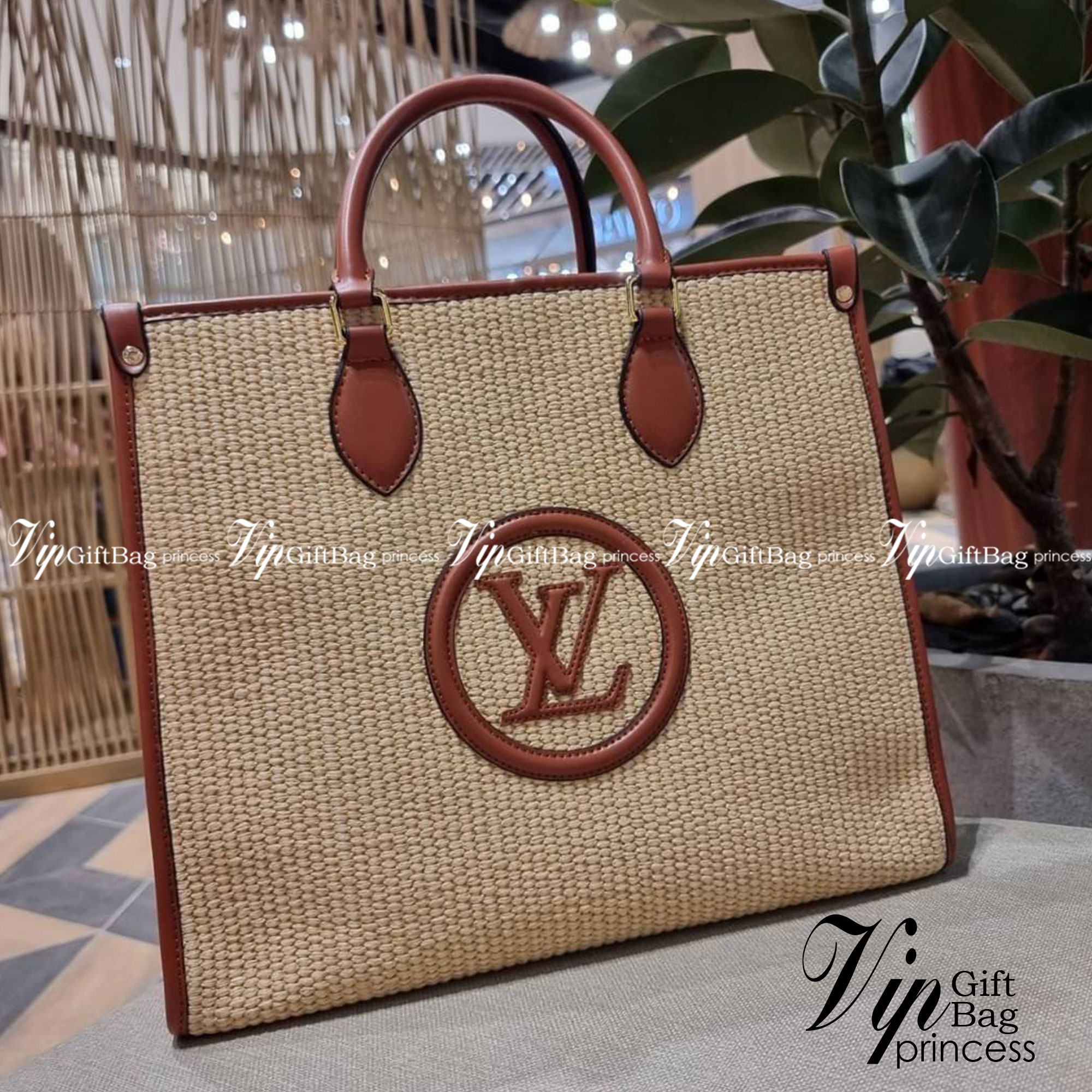 VIP 🥂 LV RAFFIA TOTE BAG ไอเท็มเอ็กซ์คลูซีพใหม่ล่าสุดก่อนใคร กระเป๋าสะพายใบใหญ่รุ่นลิมิเต็ด หายาก ด้วยวัสดุสังเคราห์จากธรรมชาติ สานเต็มใบออกมาเป็นลวดลายสวยงาม และยังโดดเด่นด้วยโลโก้ สีโทนอุ่น ทำให้ไอเท็มนี้ ดูดีน่าค้นหา ด้วยทรงโท้ทที่ทำให้สามารถจั