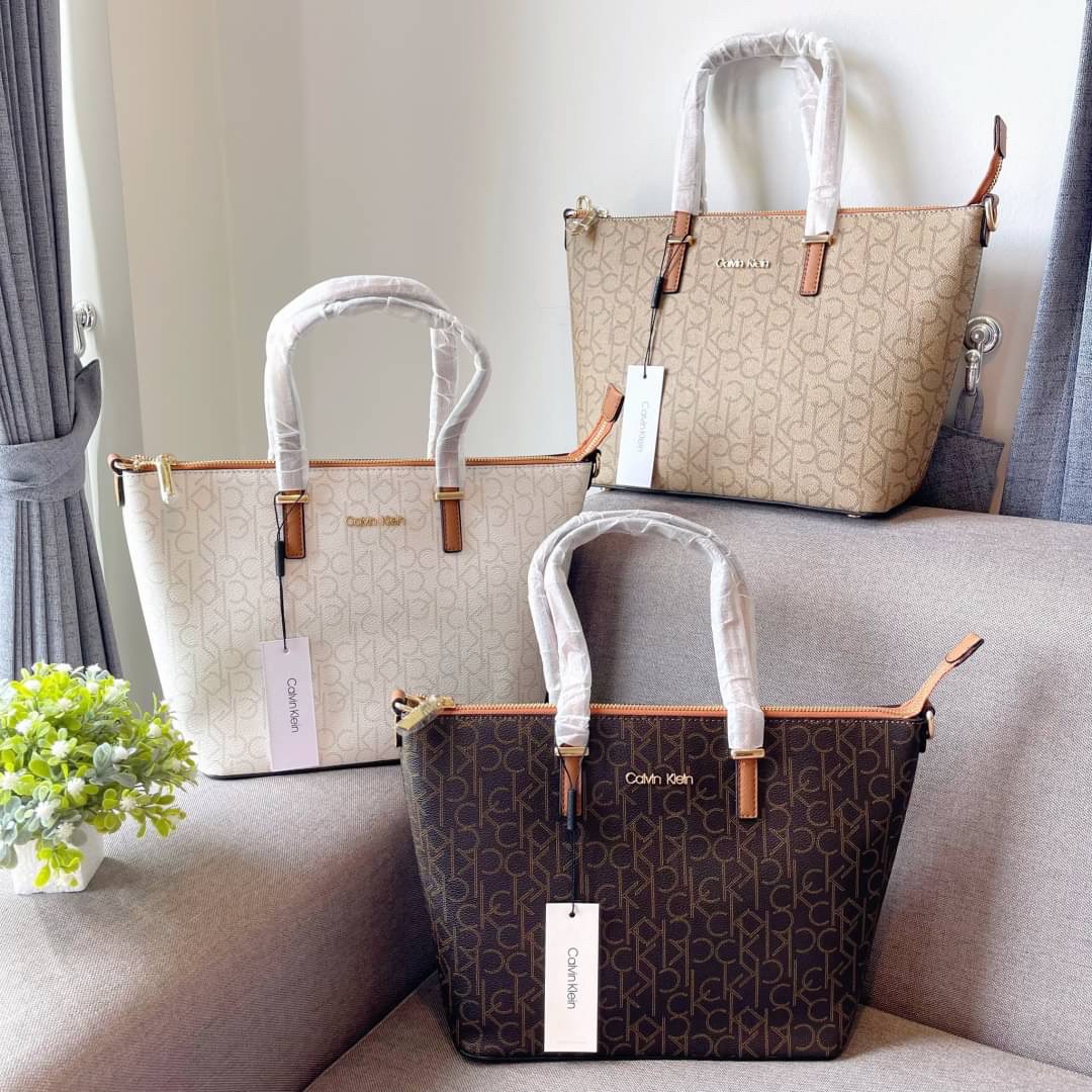 CALVIN KLEIN TOTE BAG กระเป๋าทรงช้อปปิ้งจากแบรนด์ Calvin Klein หนังดี ทรงสวยมากกมา พร้อมกับสายสะพายหนัง ถอดได้ ปรับระดับได้ เปิดปิดด้วยซิปบน ภายในโล่งกว้างซับในอย่างดี