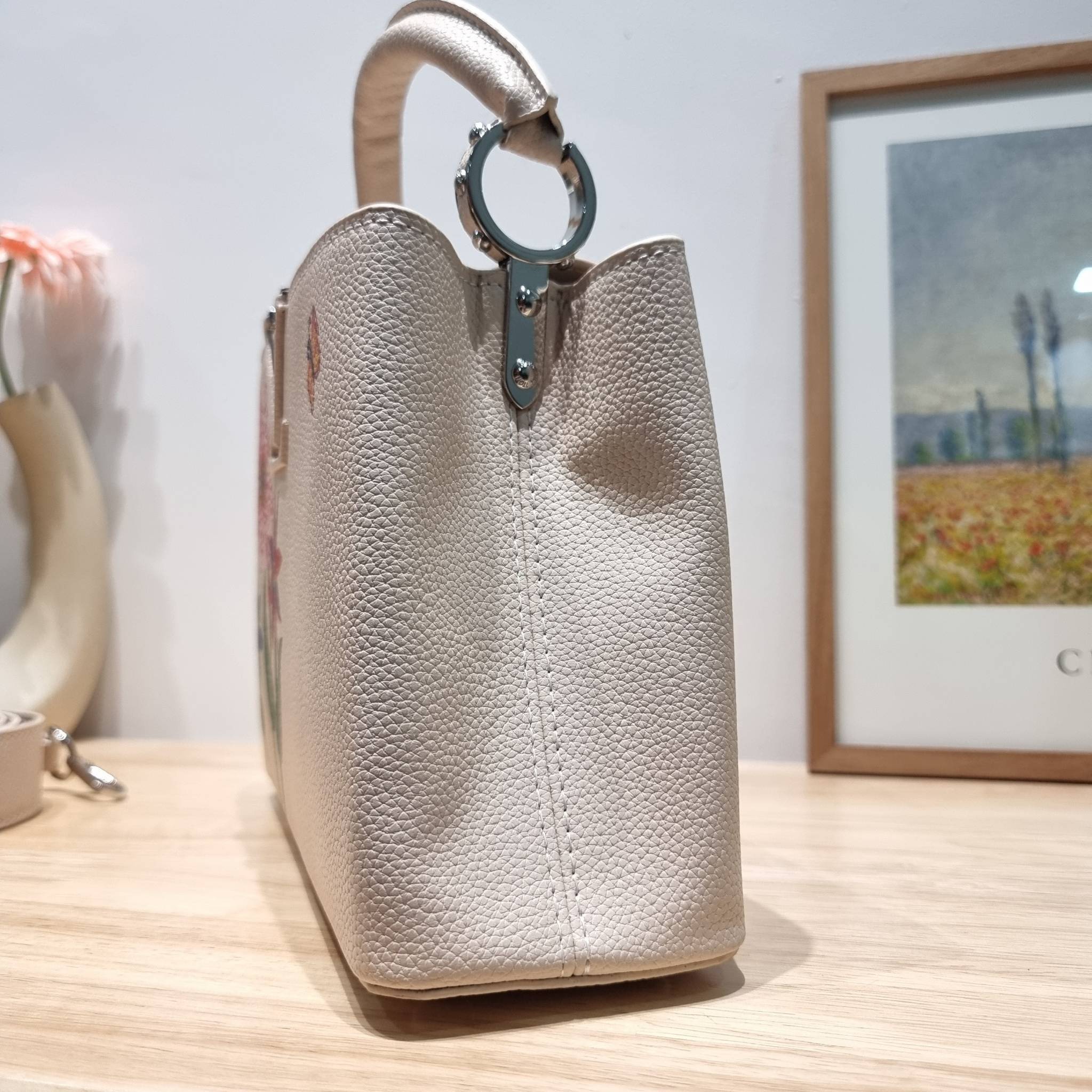 LV x YK Capucines BB / LV Bag พร้อมส่ง กระเป๋าถือสุดหรู ดีไซน์ทรงคลาสสิค ดีงามม้ากกกก!! มาพร้อมหูจับในตัว ด้วยรูปทรงวินเทจ งานปั้มสวยเป๊ะปังตามรูป