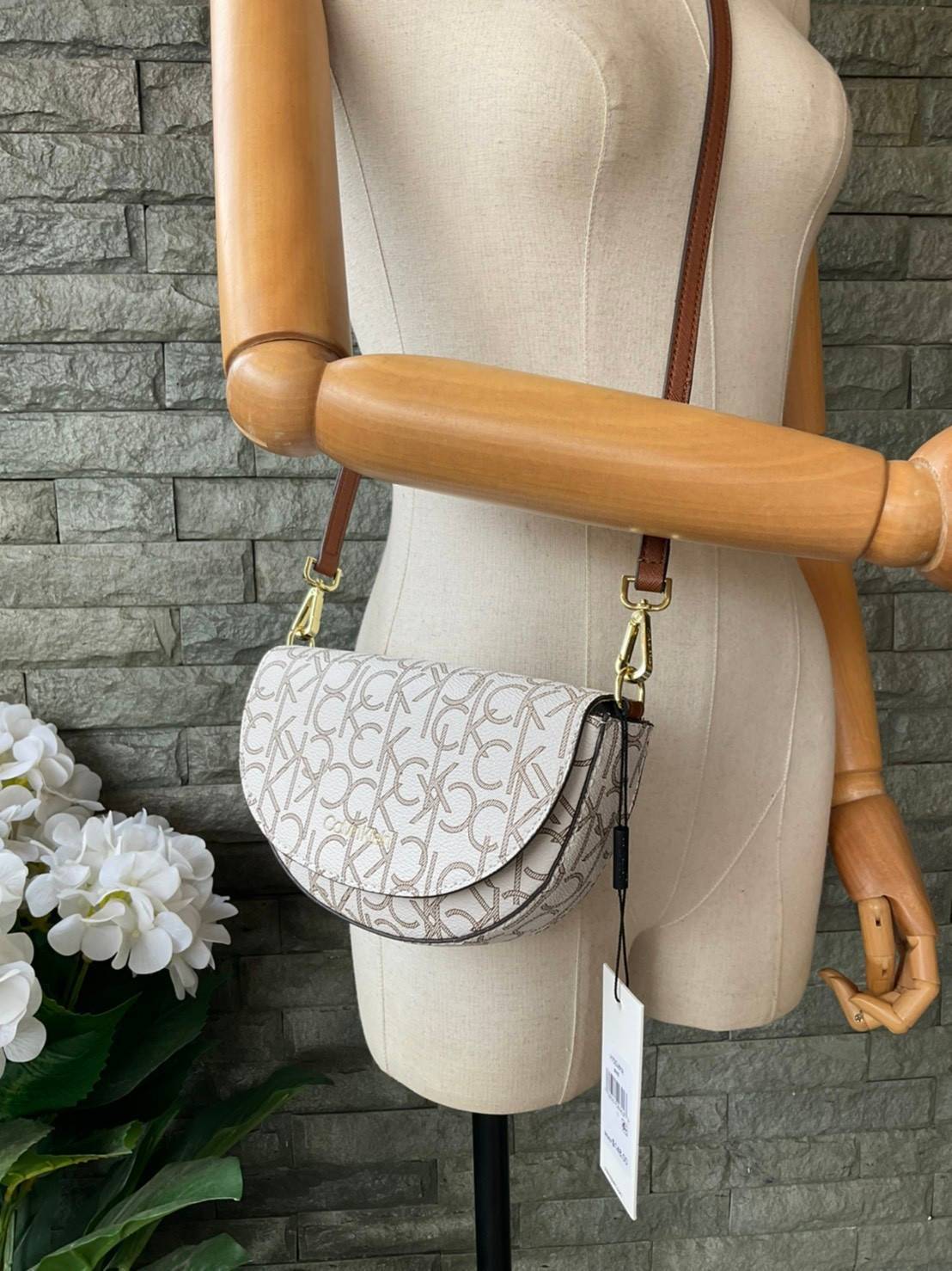 ของแท้ 💯% Calvin Klein Monogram Crossbody Bag กระเป๋าสะพายทรงครอสบอดี้ กระเป๋าคลัทช์ ทรงครึ่งวงกลม ขนาดน่ารัก ลายโมโนแกรมรอบใบ