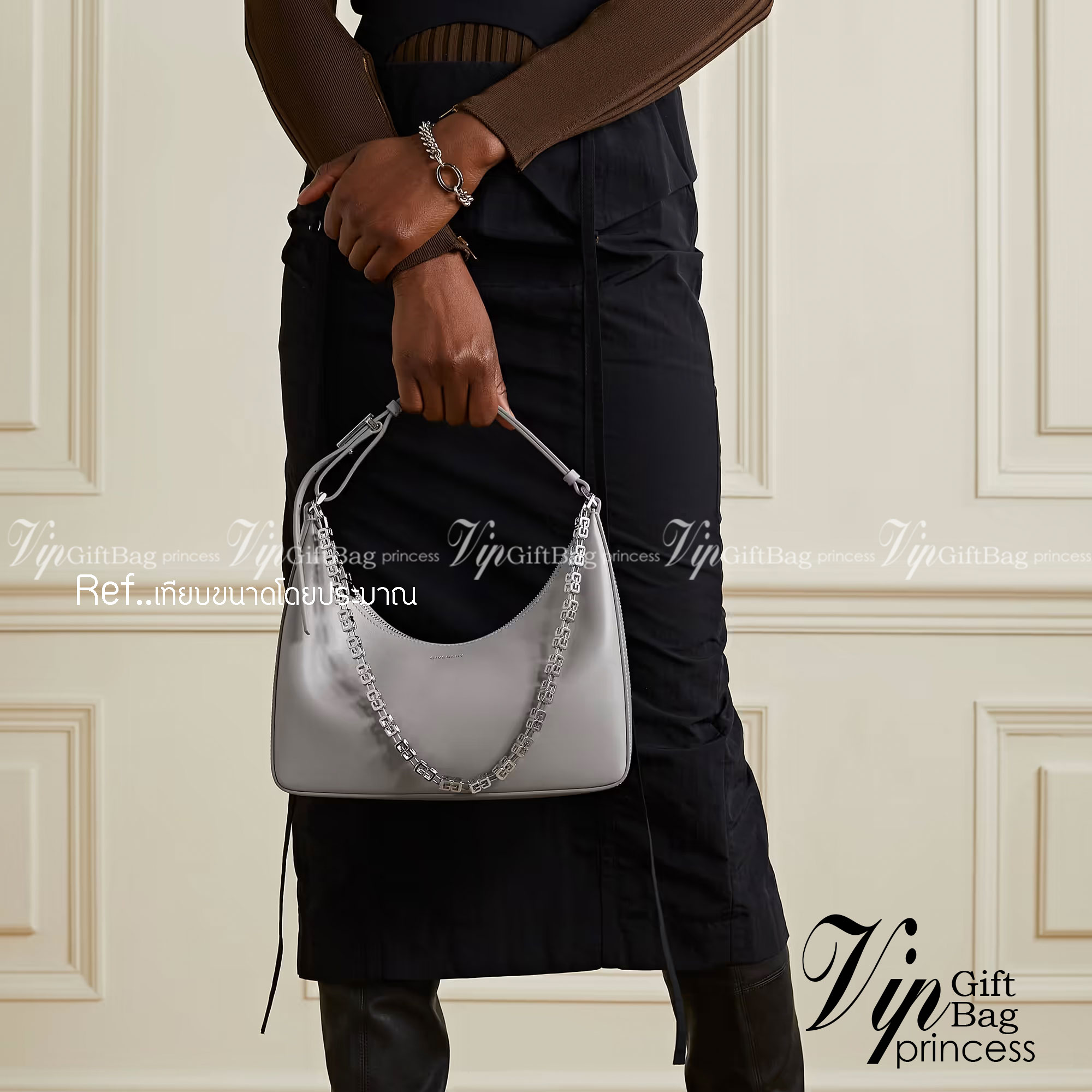 GIVENCHY SMALL MOON CUT OUT SHOULDER BAG 25cm พร้อมส่งที่ไทย กระเป๋าสะพายไหล่งานหนังเต็มใบ หน้าติดโลโก้แบรนด์มาพร้อมสายโซ่ งานสวยตามรูป อะไหล่เงิน สายสะพายปรับระดับได้ เกรดสวยหรู สาวๆ รีบจับจอง อย่าคิดนาน ราคานี้กับคุณภาพถือว่าคับแก้วมั๊กมากกกก