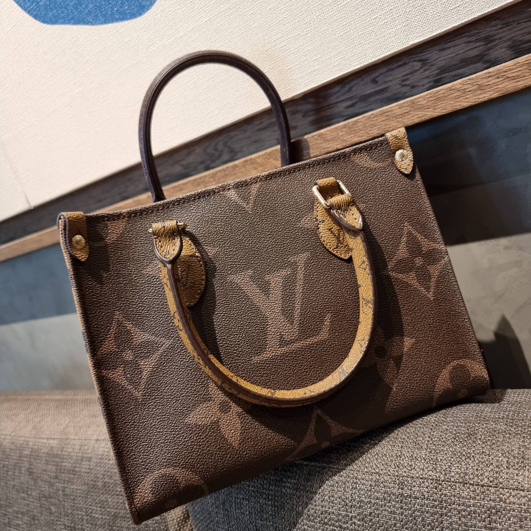 LV crossbody tote bag 10" 16" สเปเชี่ยล gift box set ในราคาที่แสนดี น่าคบหา!! สุดคุ้มและสวยที่สุดยันกล่อง!! ได้ไปยังไงต้องร้องว้าว!! กระเป๋าทรงโท้ทที่สาวๆตามหา ดีไซน์คลาสสิค ผู้ดี หรูหรา โทนสีใช้งานง่าย ได้ทุกลุค ทุกสไตล์ วัสดุหนังแคนวาสคุณภาพ ม