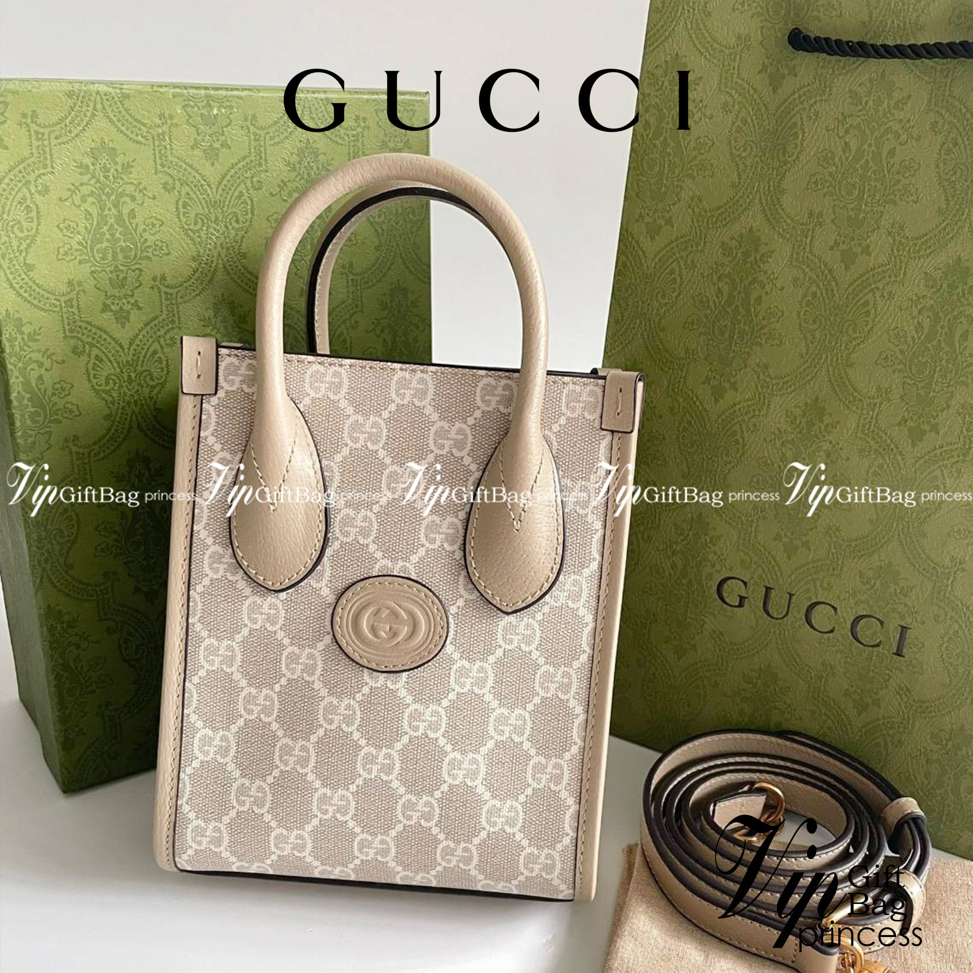 หนังแท้ GUCCI Mini tote bag with Interlocking G พร้อมส่งที่ไทย Beige and white GG Supreme canvas เกรดออริจินอล ภาพสินค้าถ่ายจากงานขายจริง ใช้งานต่างประเทศได้ The mini tote bag is complete with an oatmeal leather trim and an Interlocking G tag.