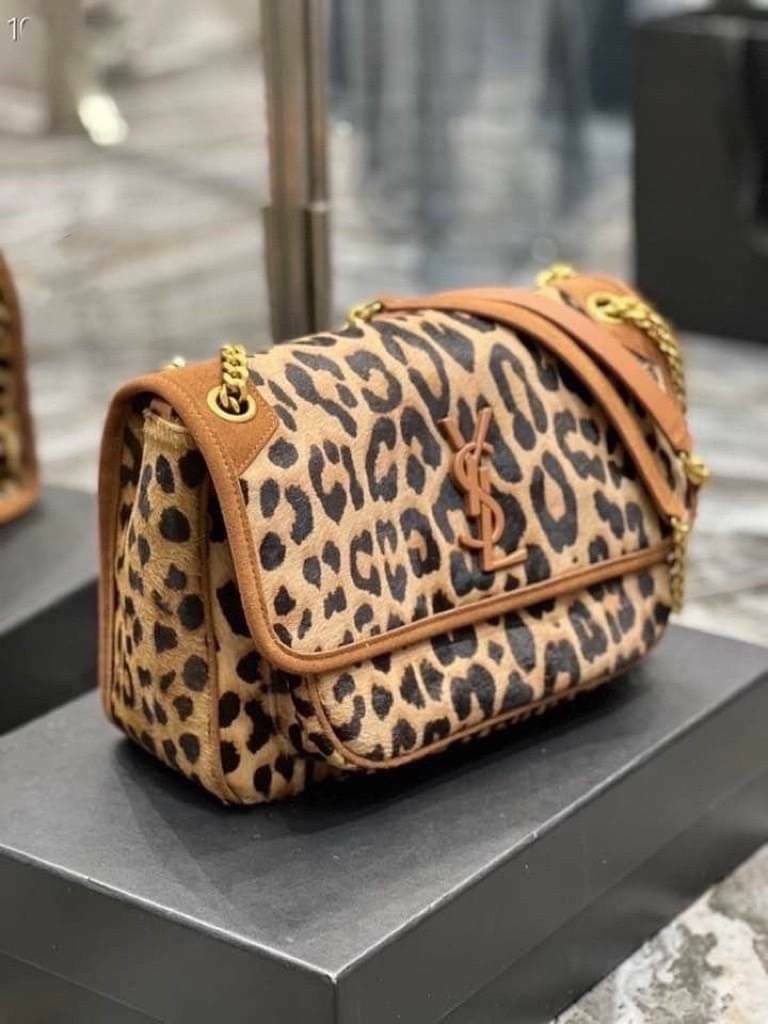 YSL Medium Leopard Niki Shoulder Bag / Saint Laurent Niki medium animal print shoulder bag กระเป๋าสะพายรุนใหม่ล่าสุด ลาย Leopard โดดเด่น งานสวย ด้านหน้าประดับโลโก้แบรนด์ และมีช่องสำหรับเก็บของที่หยิบใช้บ่อย ตอบโจทย์การใช้ชีวิตระหว่างวันได้ดีมากๆ สายสพายดี