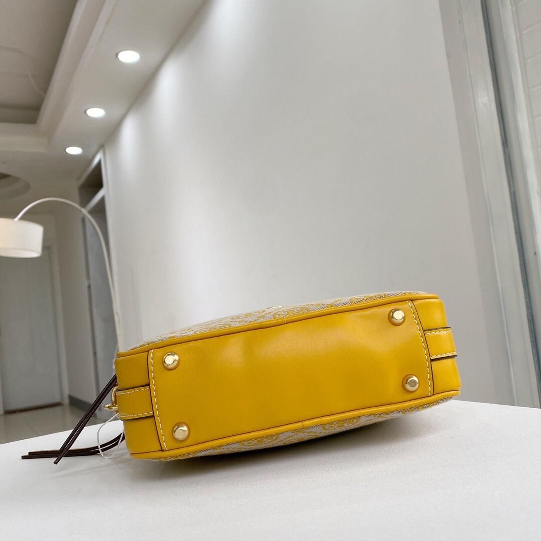 TORY BURCH T MONOGRAM JACQUARD CAMERA BAG กระเป๋าถือหรือสะพายข้าง ปักษ์ลายแบรนด์ วัสดุ Canvas ปักษ์ลายแบรนด์ เปิด-ปิด ด้วยซิป ภายในโล่ง มี1ช่องซิป1ช่องใส่ของจุกจิ๊ก ด้านหน้ามี1ช่องซิป สายยาวถอดสายได้ สวยเก๋ ไม่ควรพลาดเลยค่า