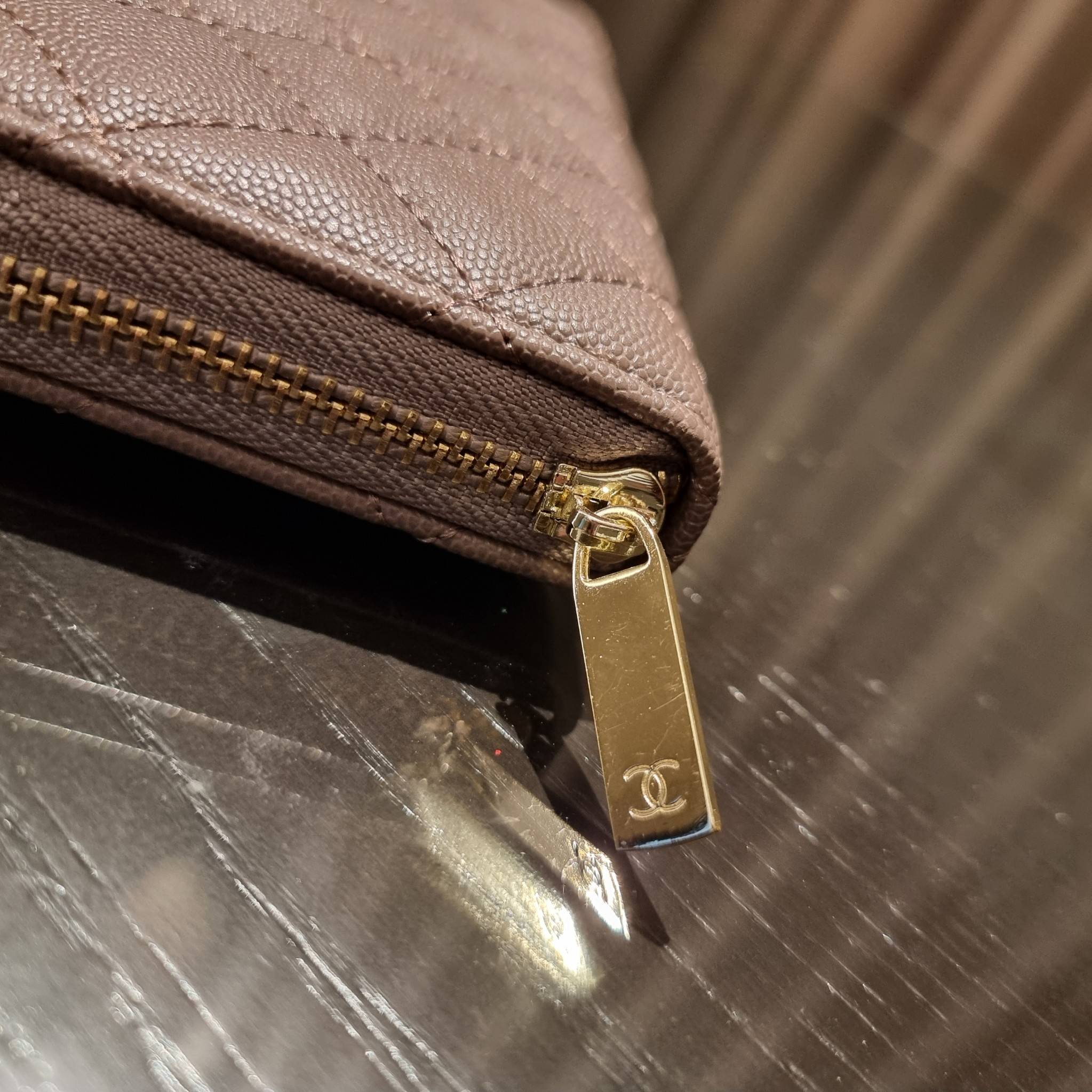 VIP 】กระเป๋าสตางค์ใบยาวรุ่นซิปรอบ สวยรับทรัพย์จาก Chanel วัสดุหนังลายคาร์เวีย ใช้แล้วขับผิวสุดๆ เปิด-ปิดด้วยซิปรูดรอบใบ ใช้งานง่าย ภายในกระเป๋ามีช่องใส่บัตรได้ ใส่ธนบัตรหรือเหรียญได้ มีช่องซิปแยกอีกหนึ่งช่อง ดีไซน์เรียบหรูแบบนี้ สาวๆห้ามพลาดกันน้า!! ซื้อใ