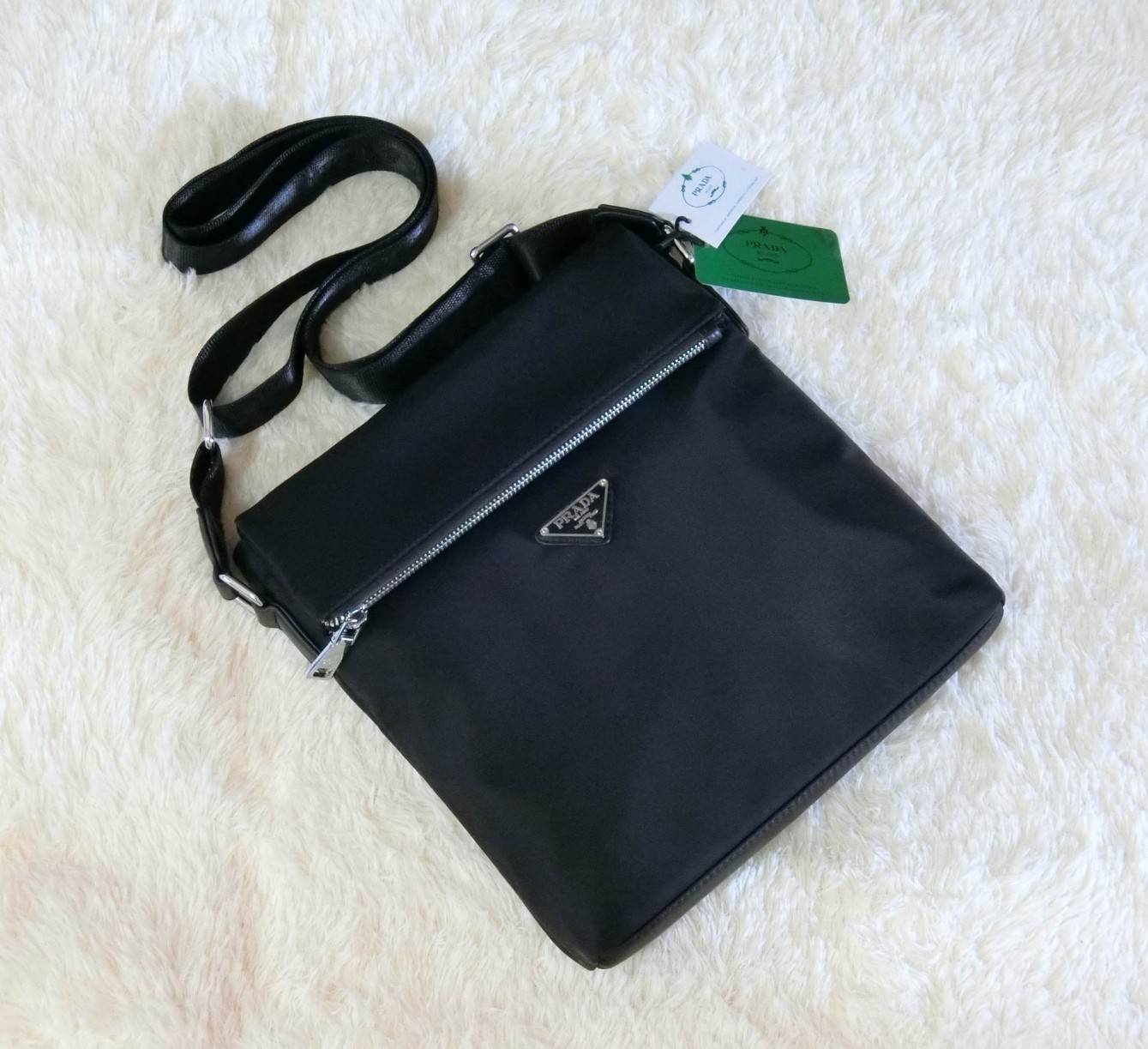 Prada messenger bag Limited edition กระเป๋าอเนกประสงค์ วัสดุ Nylon ขนาดกำลังดี ตัวกระเป๋าน้ำหนักเบา ด้านหน้ามีช่องซิป เป็นฝากระเป๋า เปิด/ปิดด้วยแม่เหล็กดูด ด้านในโล่งกว้าง ใส่ iPad มีช่องซิป 1 ช่อง และช่องใส่ของจุกจิก ด้านหลัง มีช่องซิปอีก1ช่อง อะไหล่สีเง