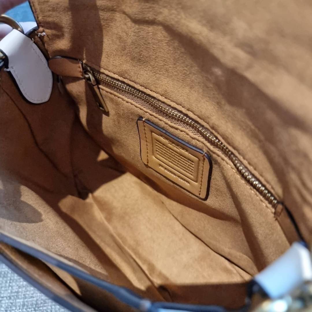 COACH C0749 BEAT SADDLE BAG The best item! ที่สาวๆรอคอย! ฮอตไฟลุก! สีหายาก ละมุนคุณหนู คอลเลคชั่นใหม่ ดีไซน์หรูหรา พิเศษมากๆมาพร้อมสายสะพาย 2 เส้น ใช้คู่กันหรือแยกสะพายก็สวยครบสูตร กระเป๋าสะพายทรง saddle คลาสสิค วัสดุหนัง glove-tanned ทนทาน เปิด-ปิดด้วยกร