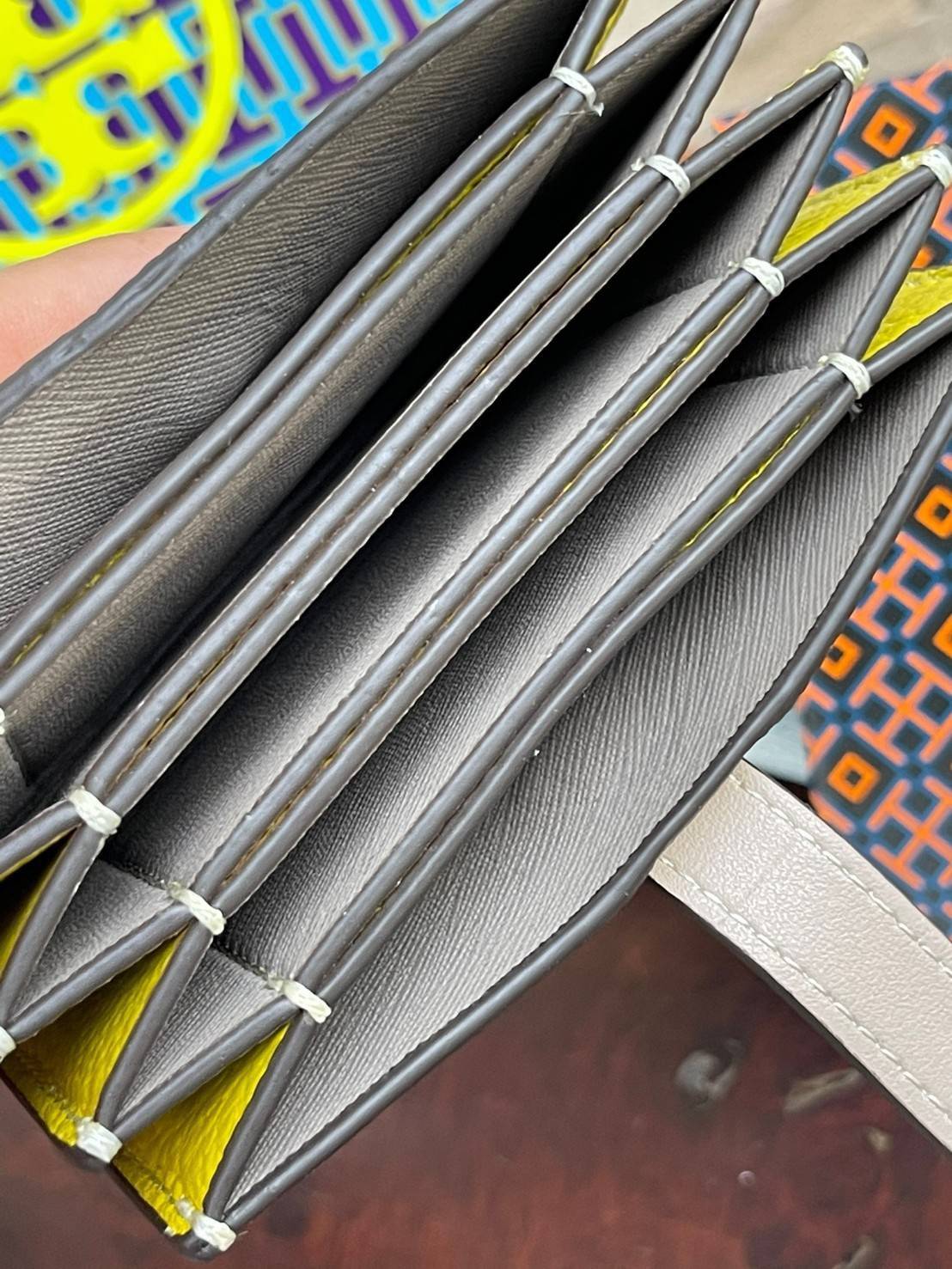 Tory burch walker accordion card case ให้ลุคสาวเรียบร้อย ใส่การ์ดหรือนามบัตรได้ ดีไซน์เรียบง่าย สาว ๆ คนไหนอยากได้กระเป๋าที่ทำมาจากหนังแท้ต้องรุ่นนี้เลยค่ะ ตัวกระเป๋ามีความทนทานและใช้งานได้นานหลายปี ไม่ต้องเปลี่ยนแบบบ่อย ๆ อีกทั้งยังมีขนาดกะทัดรัดพอเหมาะก