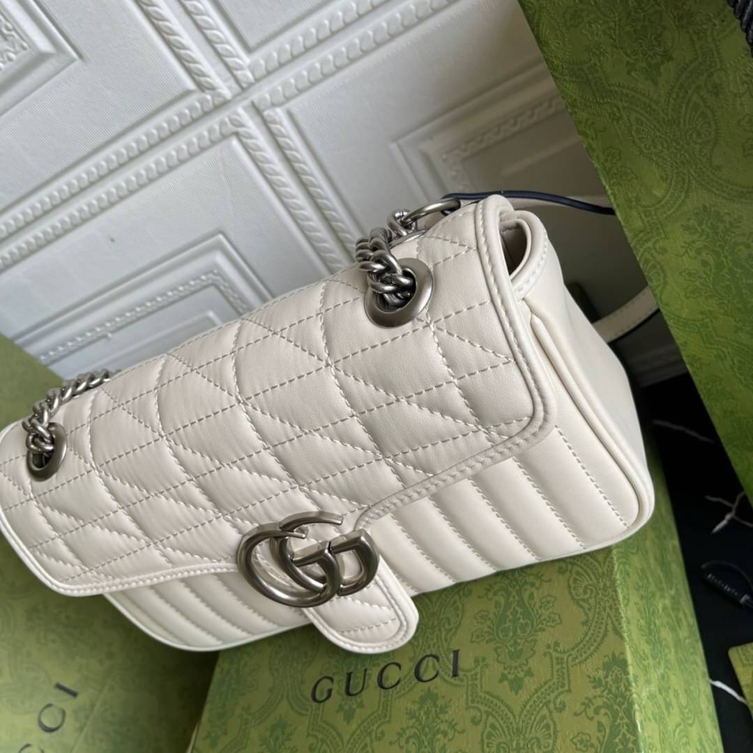 หนังแท้ 26cm GUCCI GG Marmont leather shoulder bag แบบใหม่ล่าสุด ราคานี้หนังแท้คือคุ้มมากเลยค่าสาวๆ ต้องจัดแล้วน้าา ยกระดับความหรูให้กับตัวเองกันหน่อย ด้วยกระเป๋ารุ่นนี้!! ครอสบอดี้ที่ดีไซน์หรู อัพเลเวล ในราคาที่จับต้องได้ พร้อมเสิร์ฟความสวยตรงถึงบ้านแล้ว