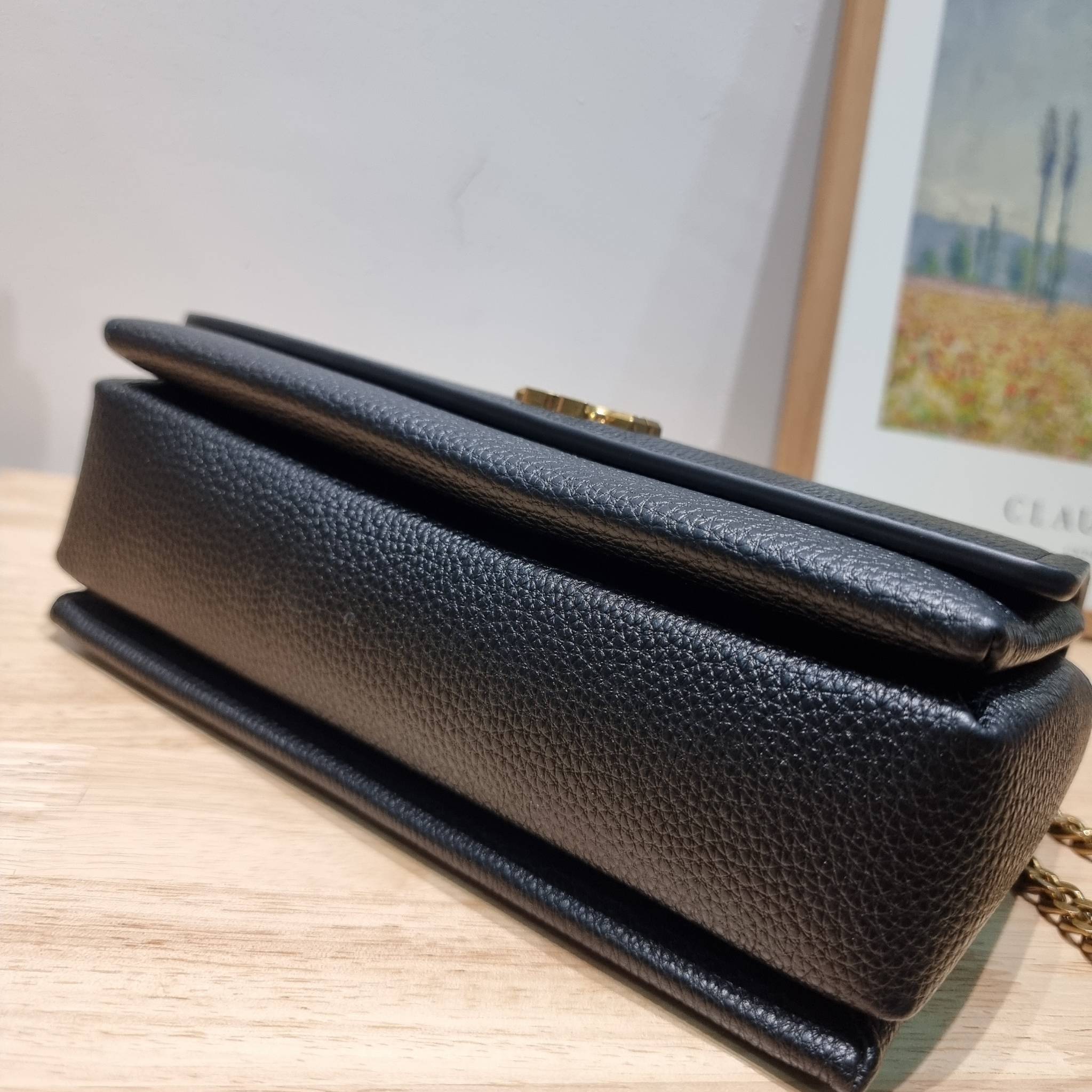 TORY BURCH LIMITED-EDITION SHOULDER BAG รุ่นลิมิเต็ด กับกระเป๋าสะพายไหล่ทรงผู้ดี ที่ผลิตมาในจำนวนจำกัด โดดเด่นด้วยอะไหล่ทองคลาสสิคหรูหรา