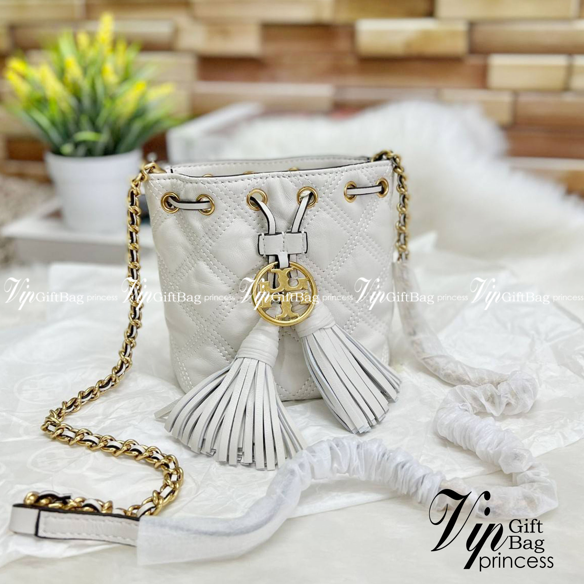 สีออกใหม่ ซึ่งหาได้ยากมากค่ะ 🤩 TORY BURCH FLEMING QUILTED BUCKET BAG ((56868)) พร้อมส่ง สวยท้าให้ลอง! จำนวนจำกัด สินค้าต้องมี กระเป๋าทรงBucket หนังแกะแท้((หนังจะมีความนิ่ม ทนทานและแพงกว่าหนังวัวมาก)) เดินด้ายลายนวมสวยมากๆค่ะ